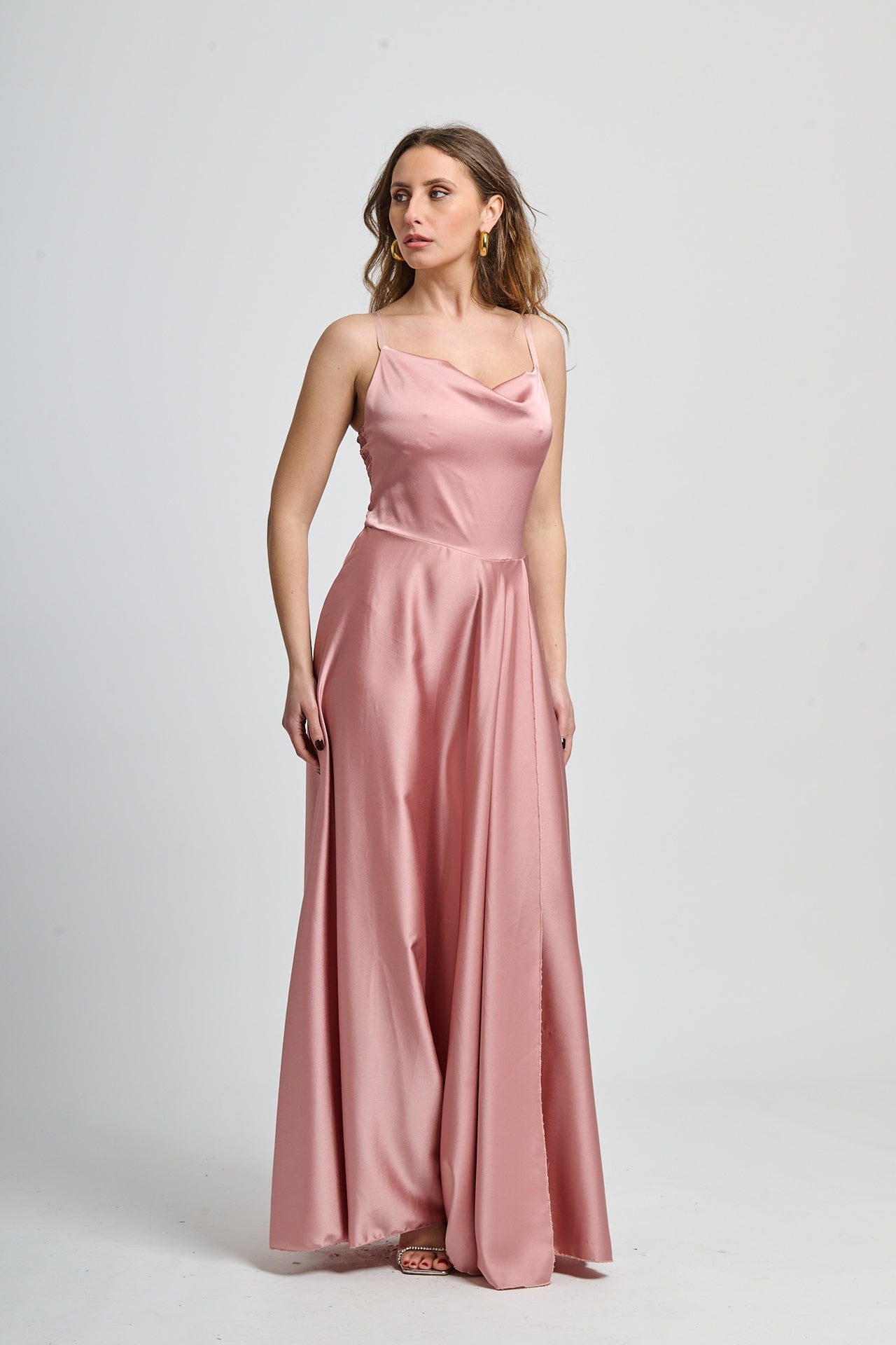 Abito da cerimonia rosa antico con design spalline sottili e gonna romantica