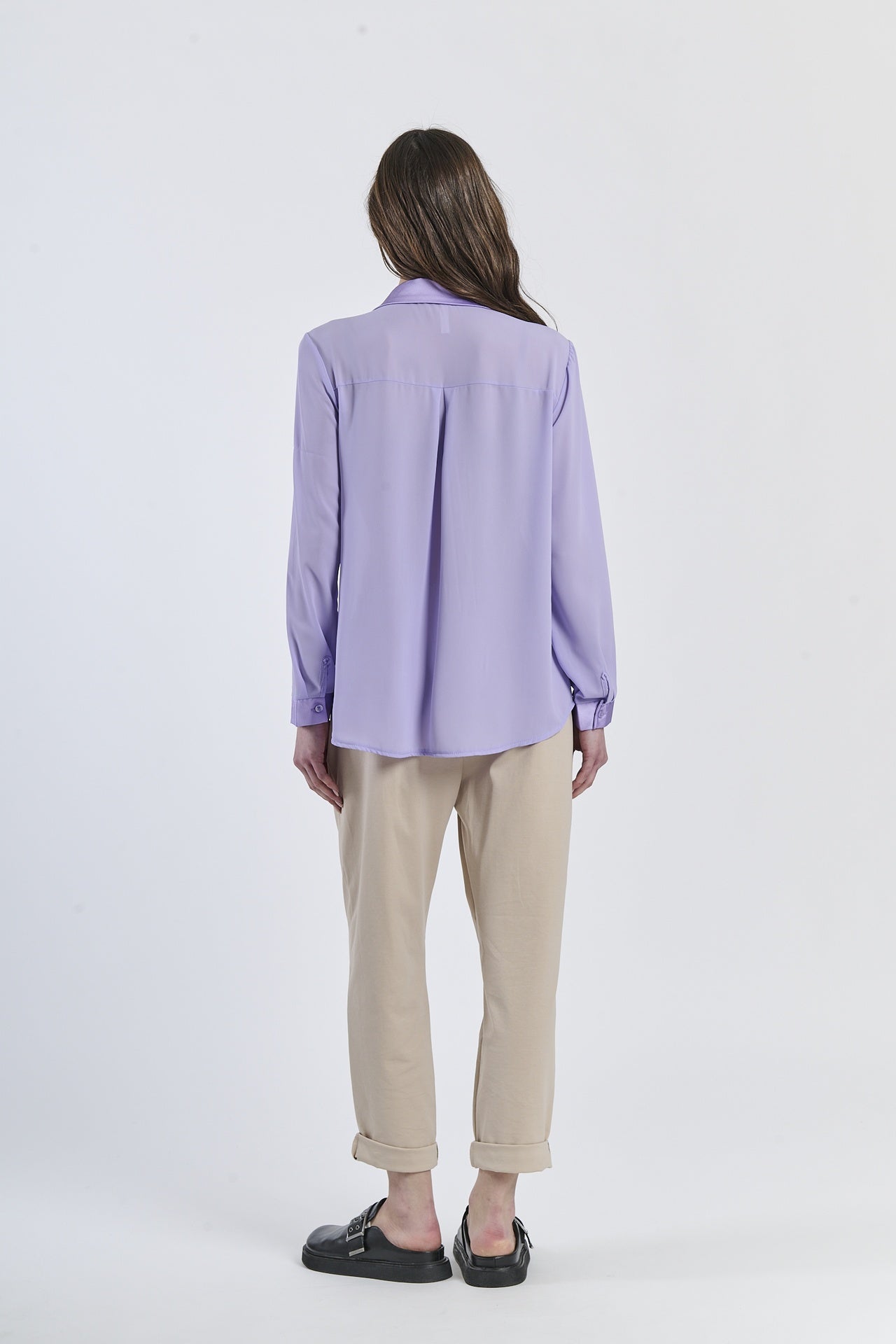 Camicia lilla a maniche lunghe, stile soft e moderno