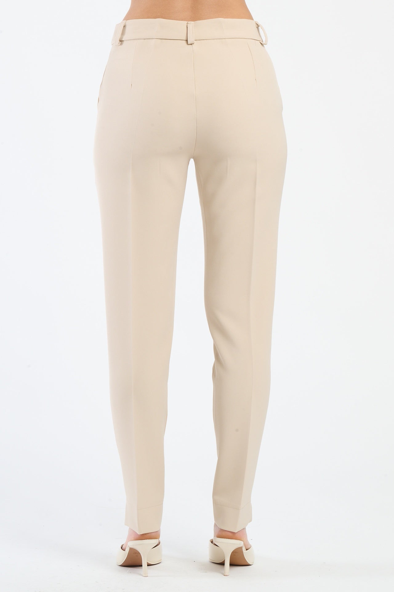 Pantaloni beige slim fit, eleganti e facili da abbinare.