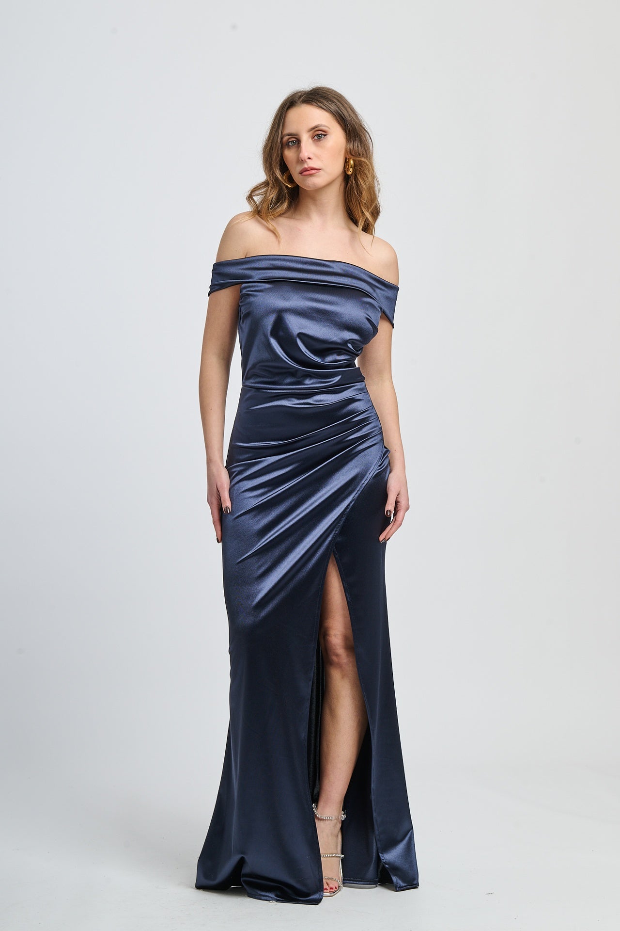 Abito lungo navy in raso intenso, scollo a spalline nude e gonna con slittino, design classico