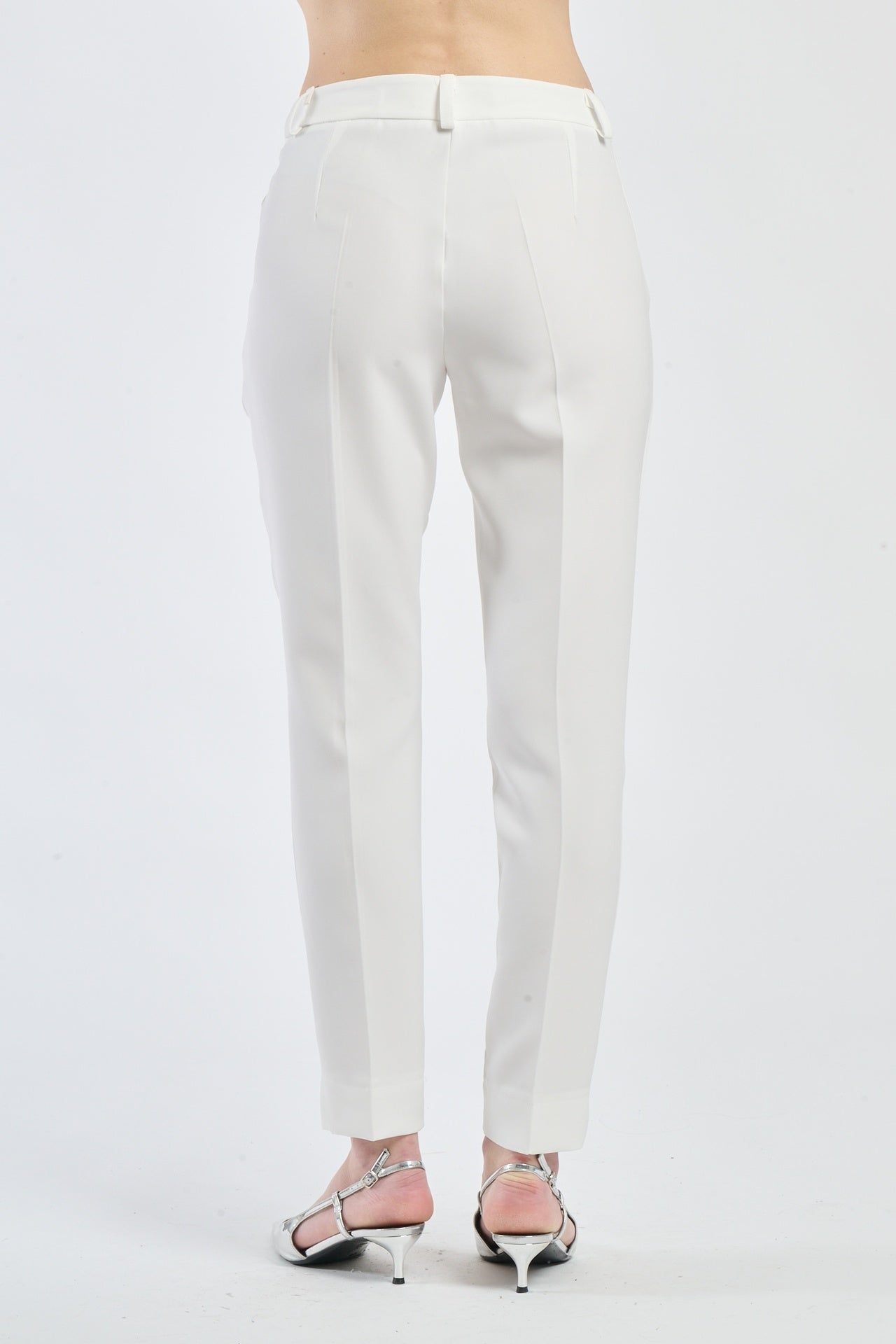 Pantaloni bianchi da donna, luminosi e puliti per un look impeccabile.