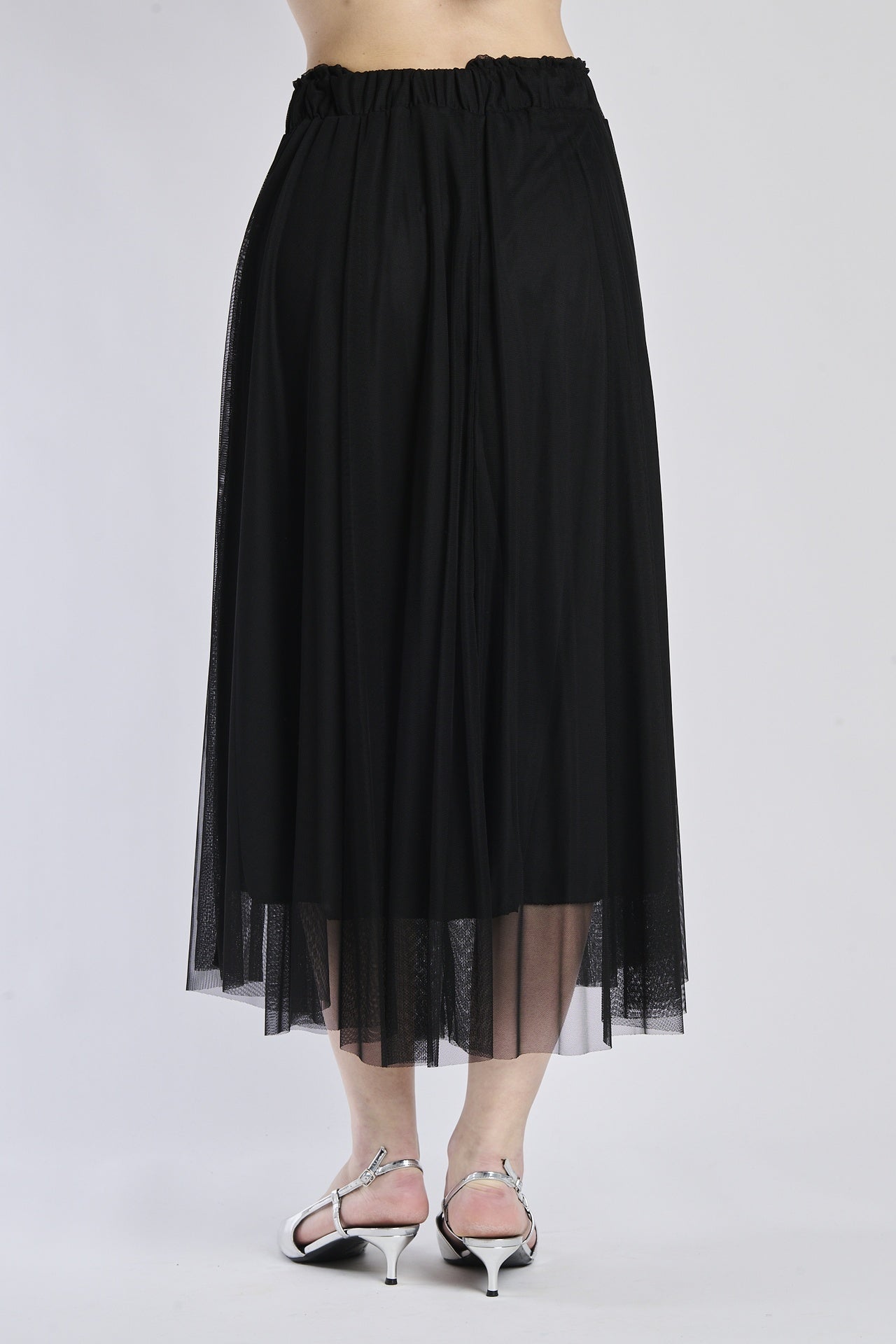 Gonna a ruota nera in tulle leggero, stile elegante e drammatico.