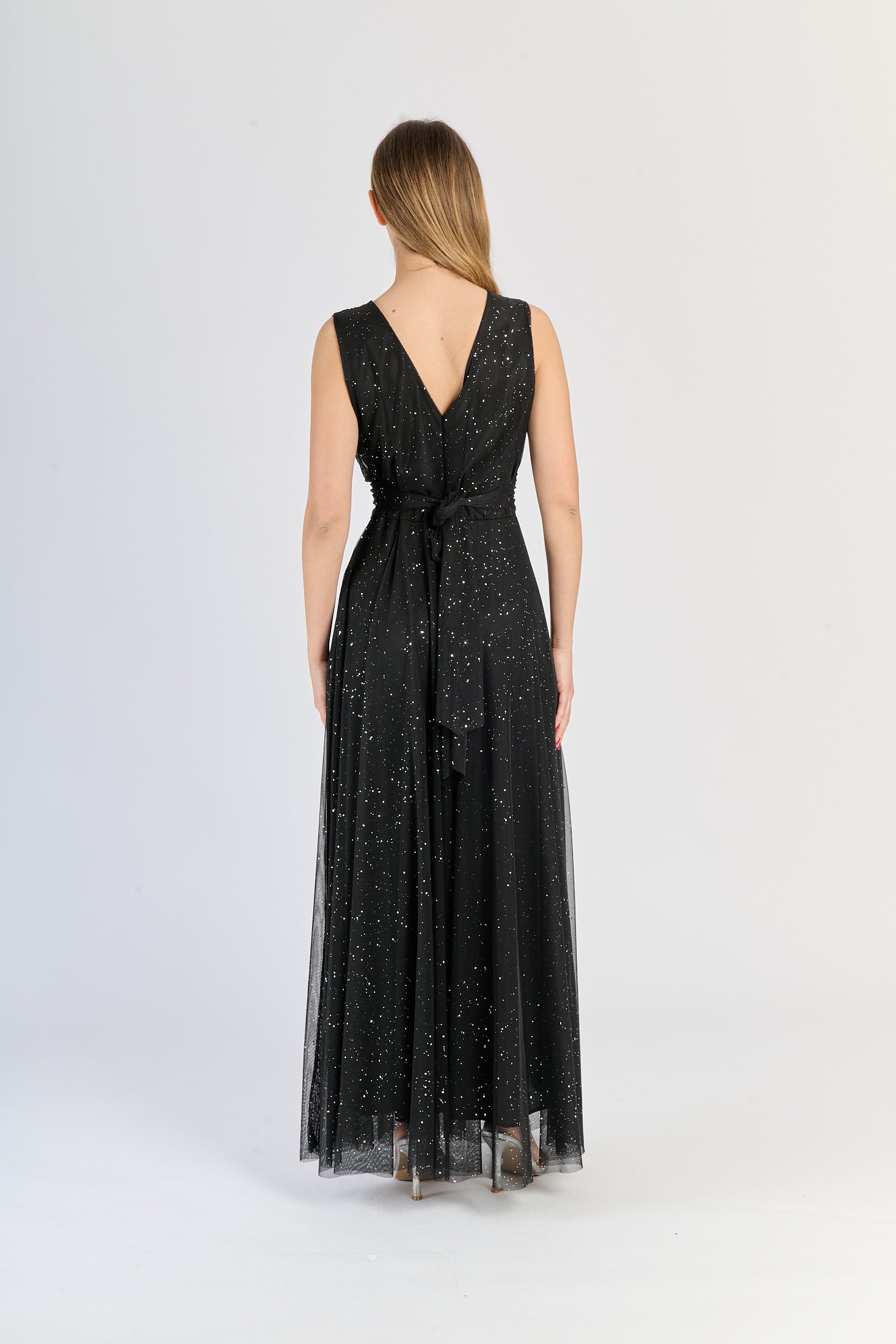nero fluviale, design a V - neck e dettagli luminosi, eleganza notturna.