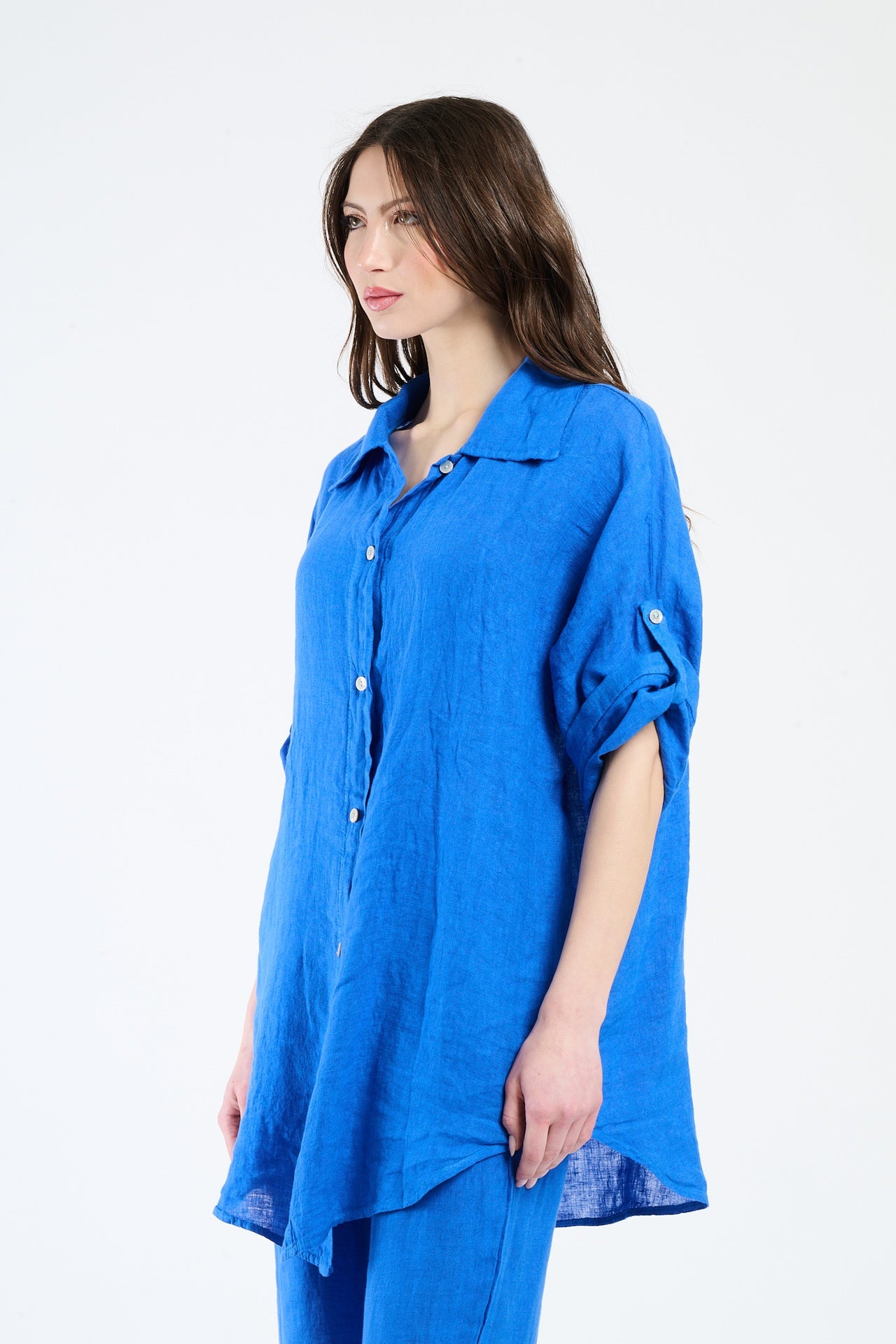 Camicia bluette in lino, fresca e dal fascino leggero