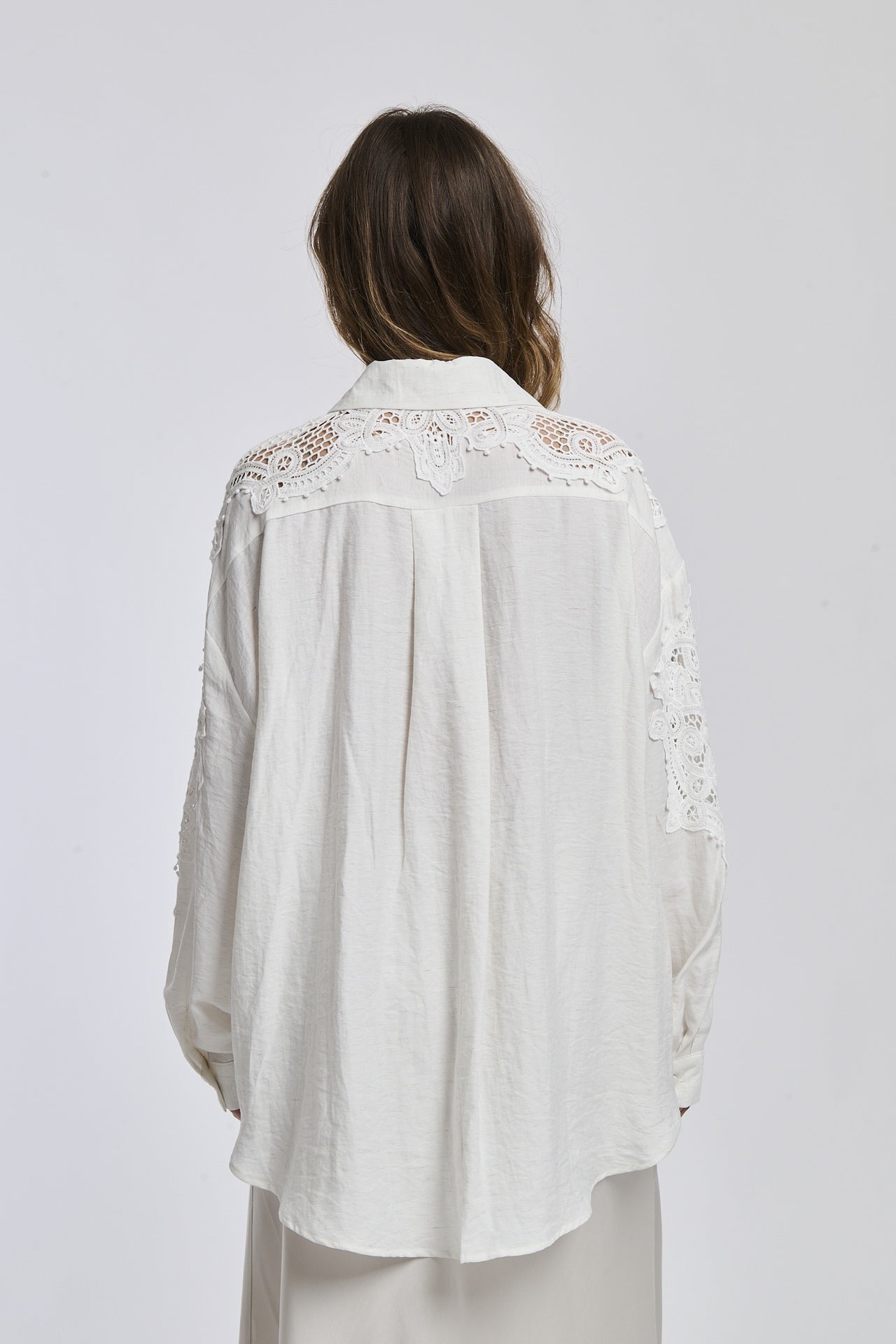 Una donna veste una camicia di un colore blu oscuro