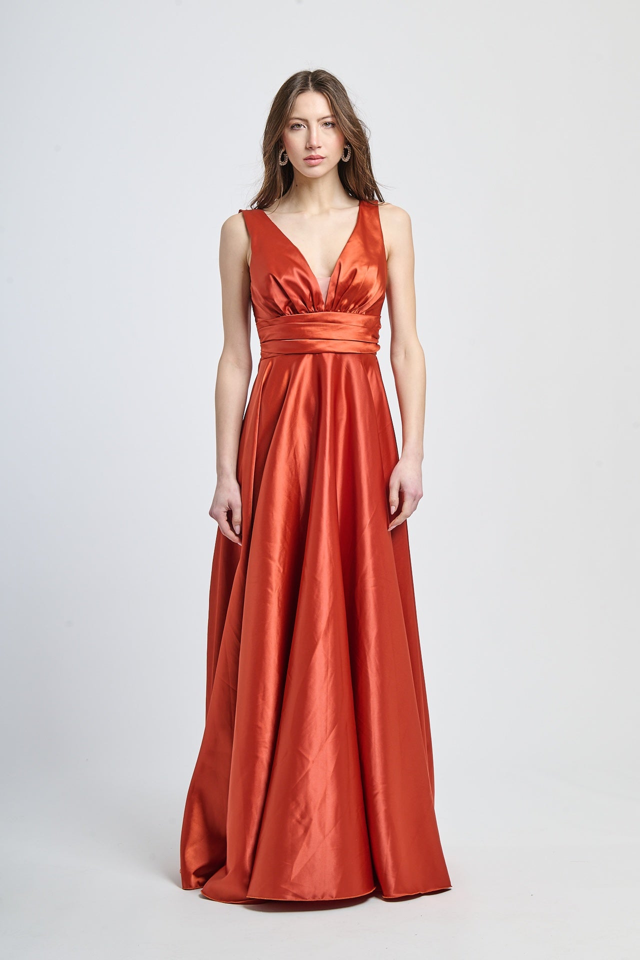 Abito elegante marmalade con raso satinato, scollo a V e falda fluida, perfetto per serate glamour