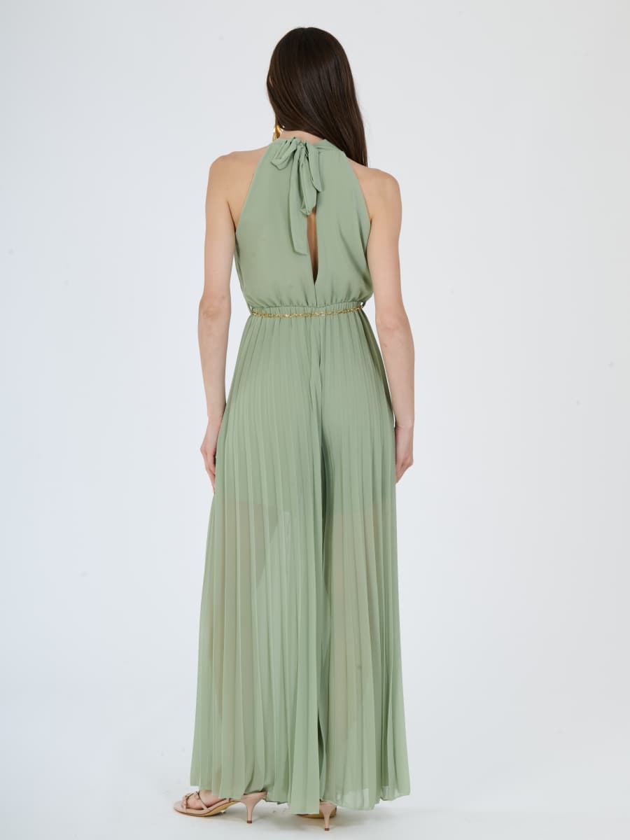 Tuta “Celestea” – Jumpsuit Plissé con Girocollo e Cintura a Catena