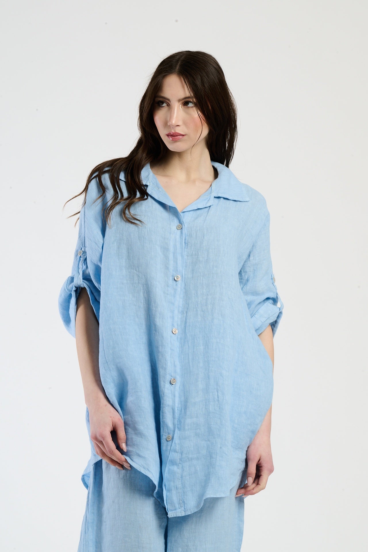 Camicia oversize azzurra in lino, stile casual e rinfrescante