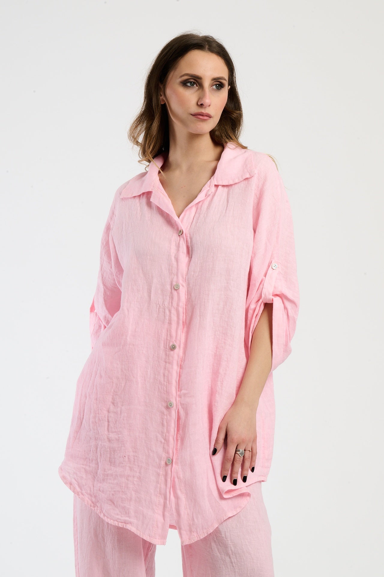 Camicia larga color rosa, perfetta per uno look giovane e romantico