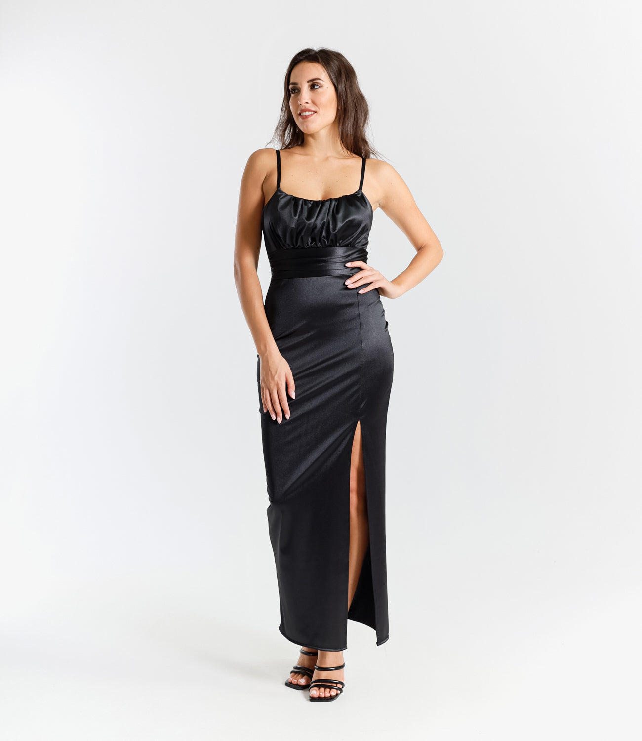 Abito elegante nero, design avvolgente con vita incontrita