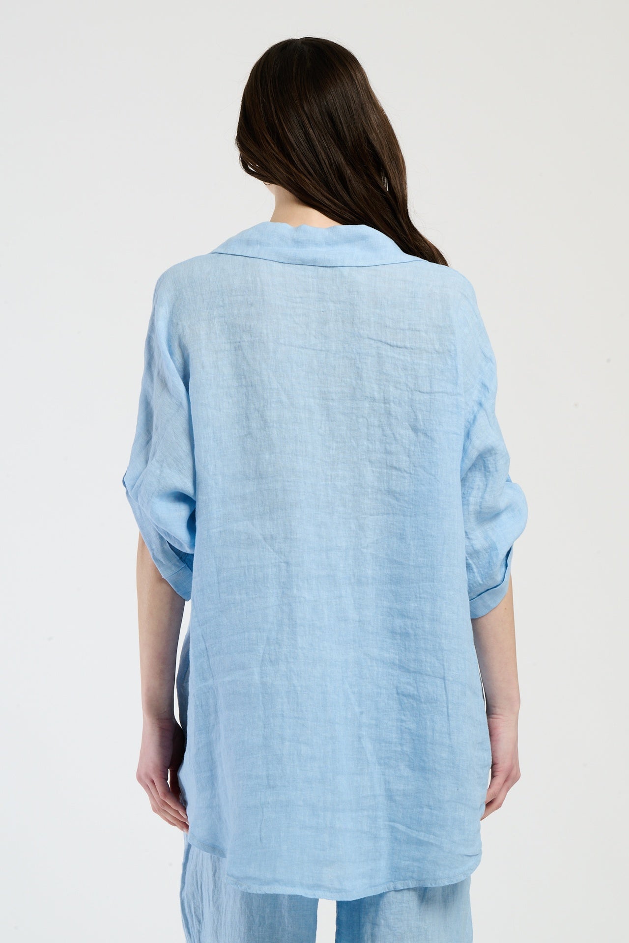 Camicia azzurra in tessuto lino, ideale per le giornate estive