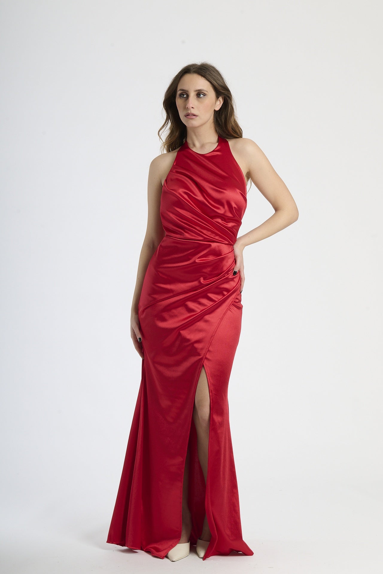 Abito formale rosso in raso, perfetto per serate glamour