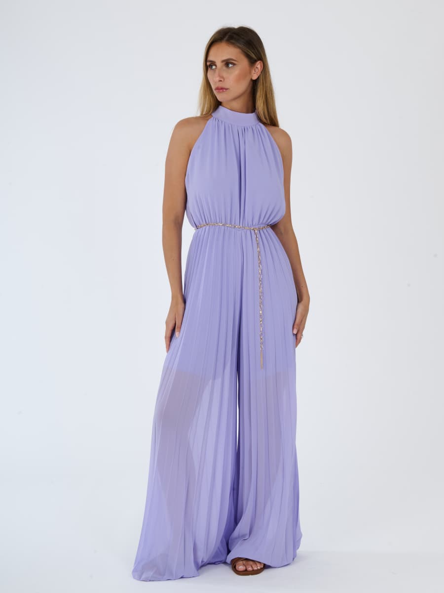 Tuta “Celestea” – Jumpsuit Plissé con Girocollo e Cintura a Catena