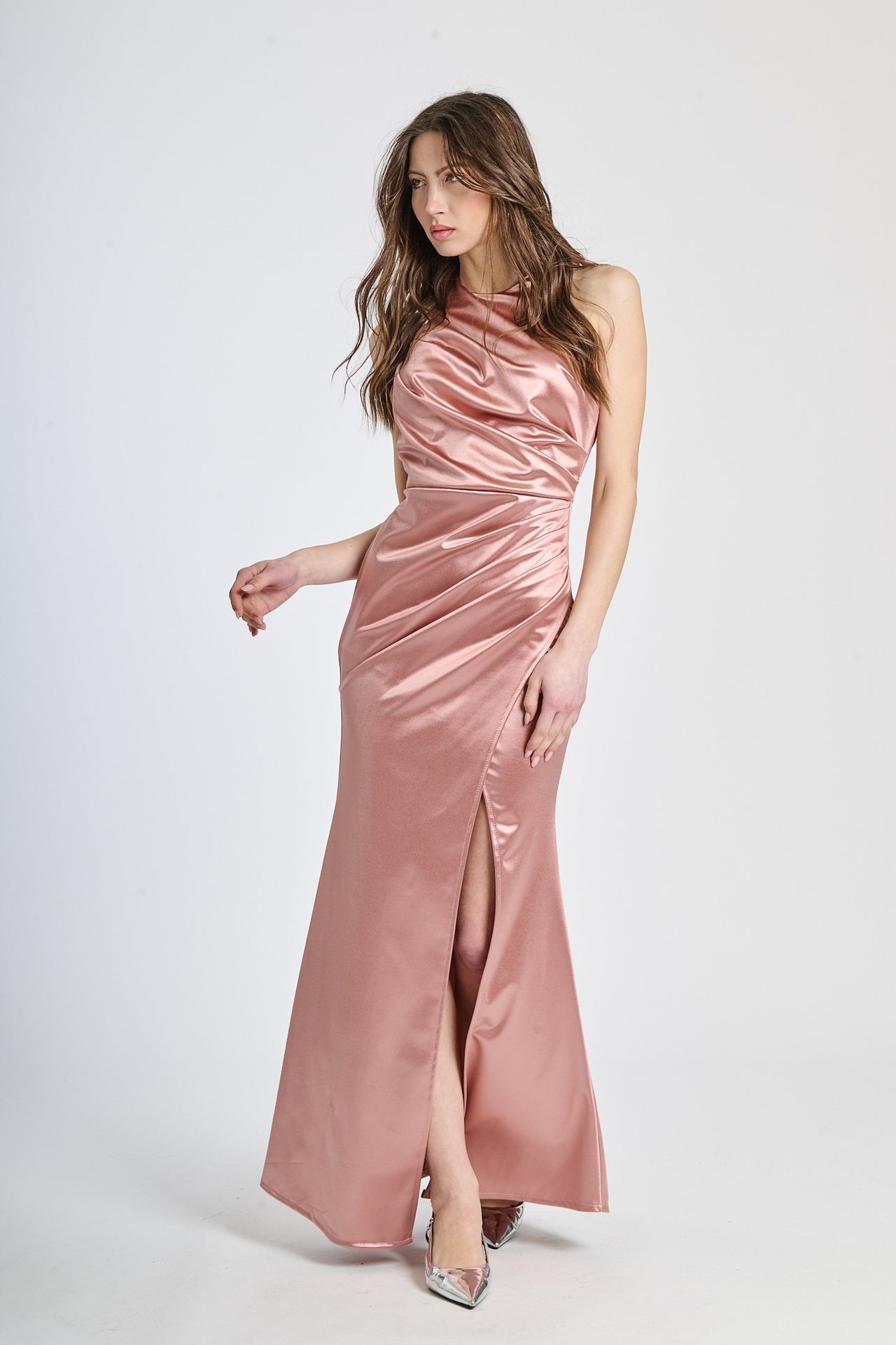 Abito elegante rosa antico in raso, scollo a collo alto e falda con fessura