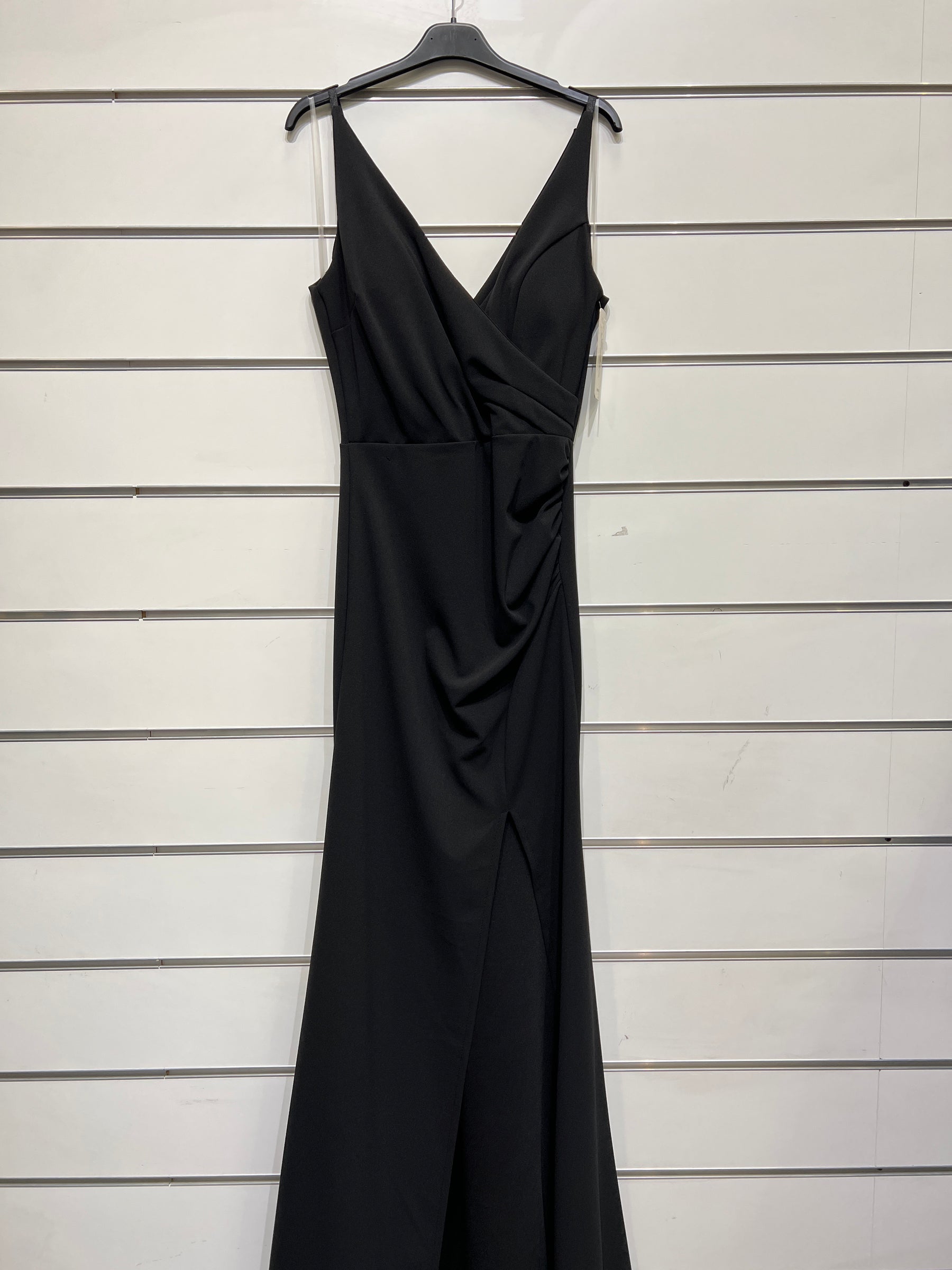 Abito “Loreta” – Eleganza drappeggiata con spacco frontale