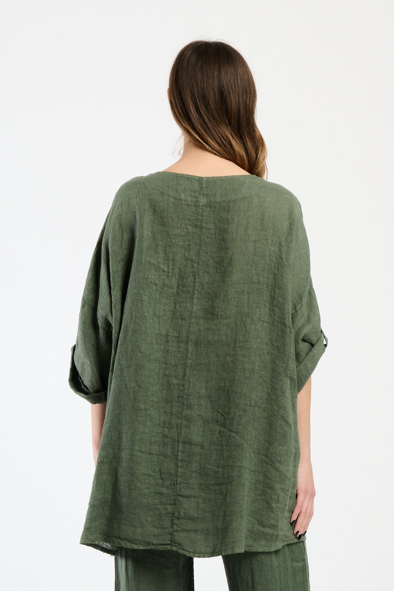 Ensemble militare, top a maniche arrotolate e pantaloni larghi, carattere per l’estate.