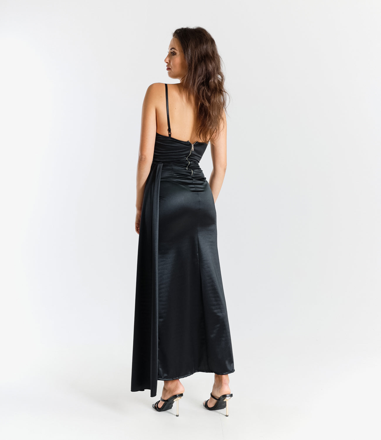 Abito formale nero con taglio drammatico, ideale per occasioni glamour