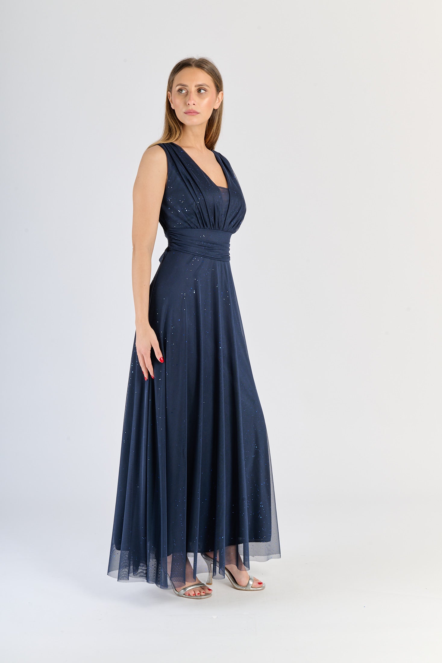 V - neck e cuciture precise, eleganza marina.