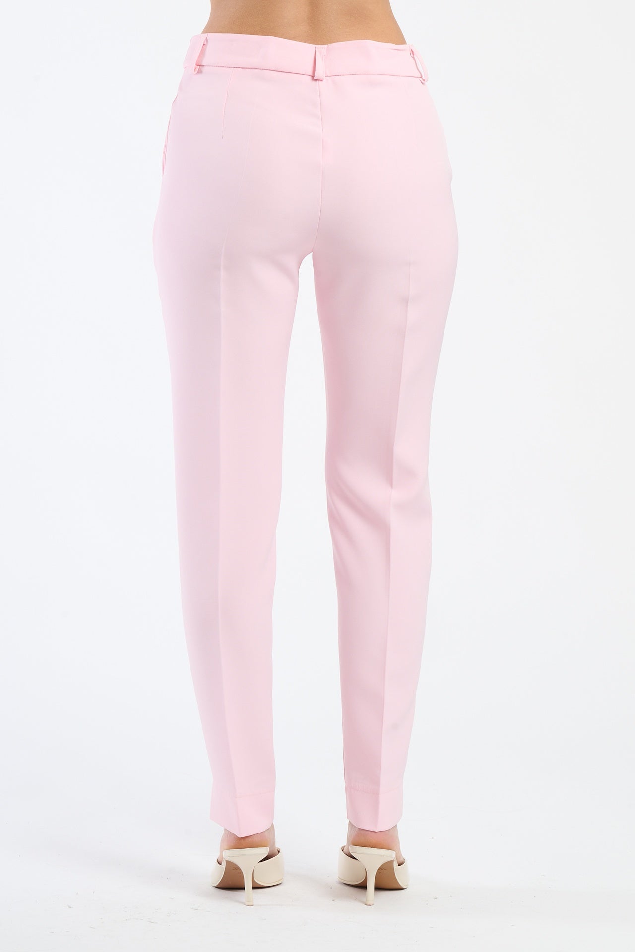 Pantaloni rosa baby da donna, dolci e delicati per uno stile romantico.