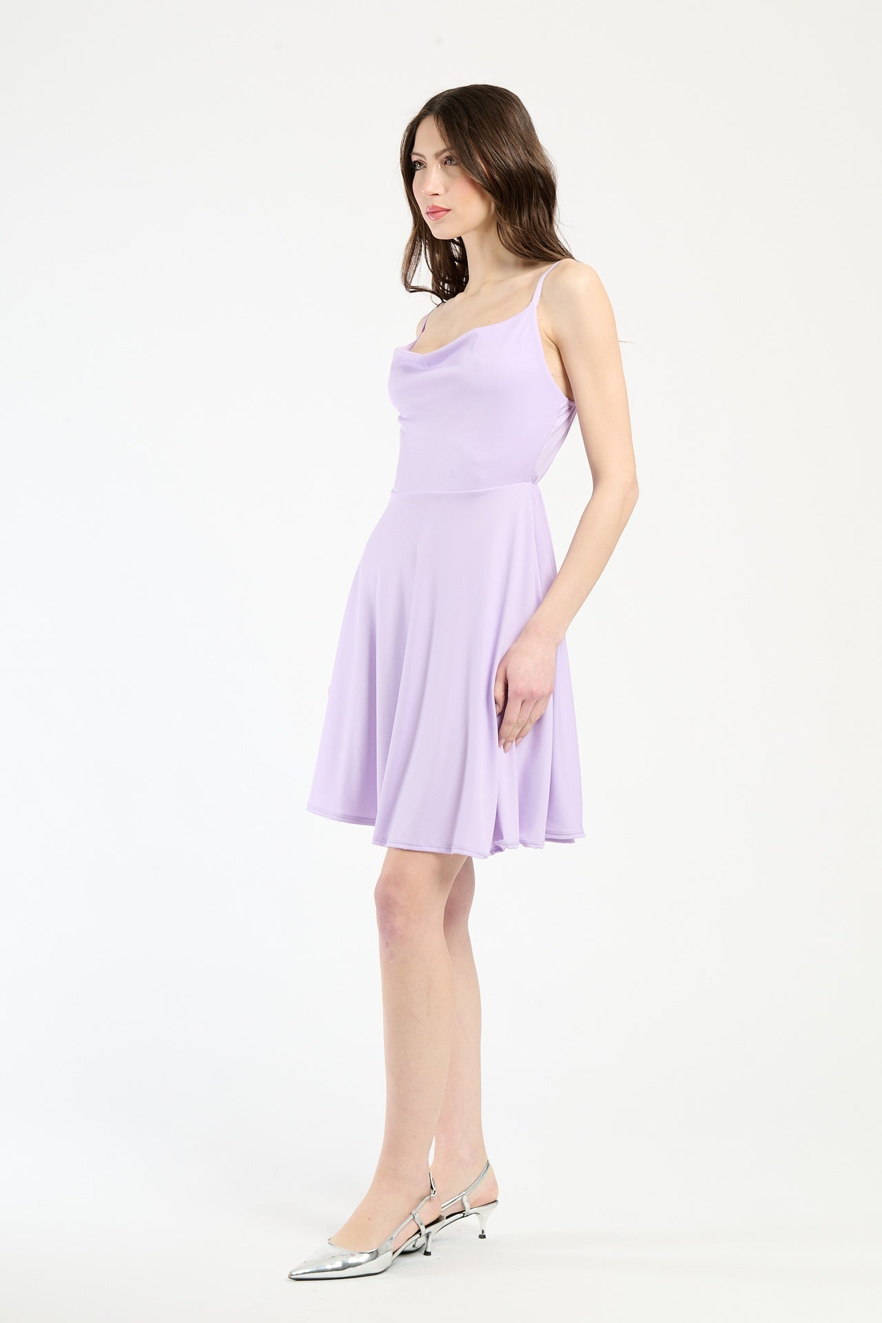 Vestito elegante lilla, silhouette slim con scollatura a V e fianchi svasati