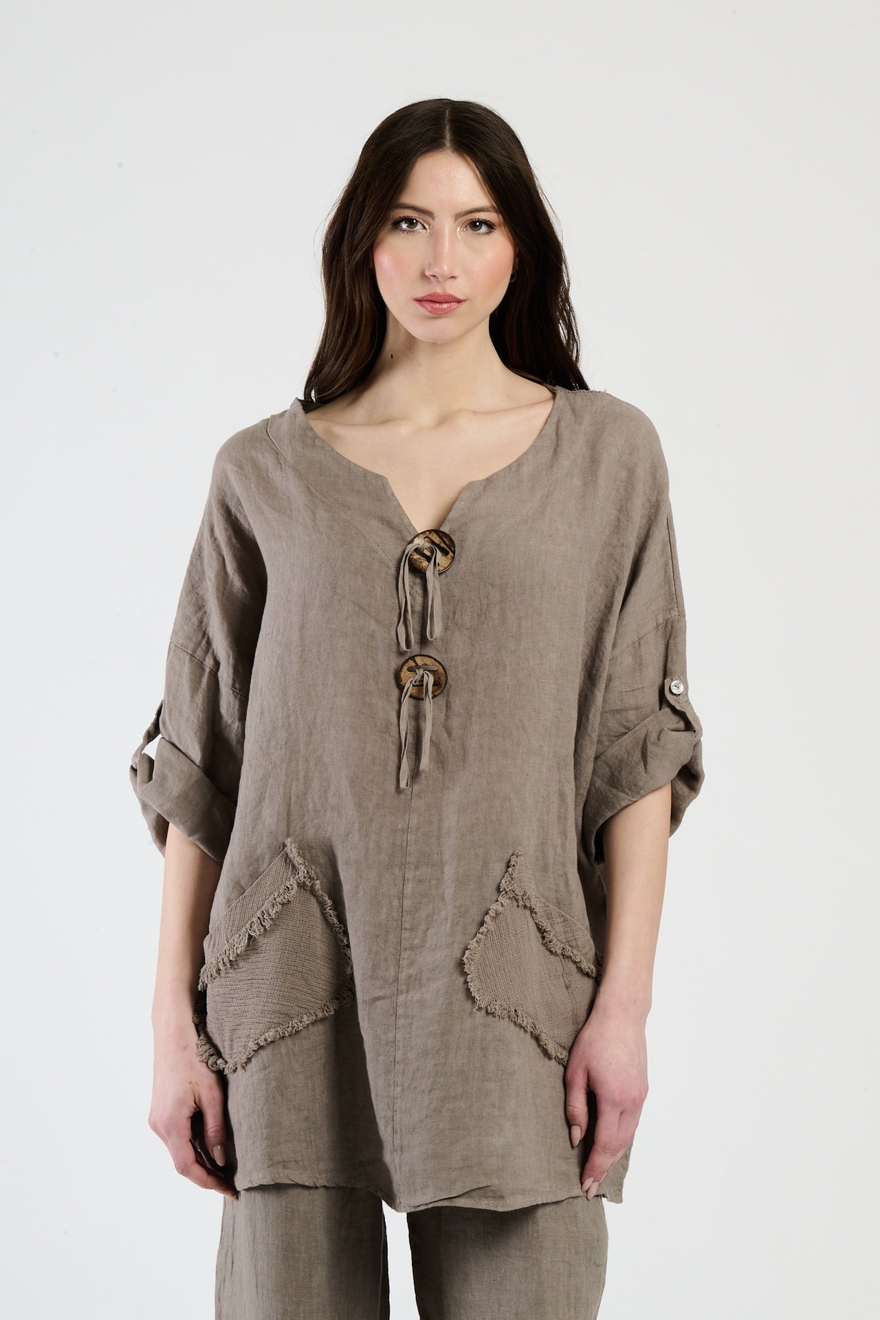 Outfit tabacco in lino, camicetta oversize e pantaloni coordinati, stile ruvido per l’estate.