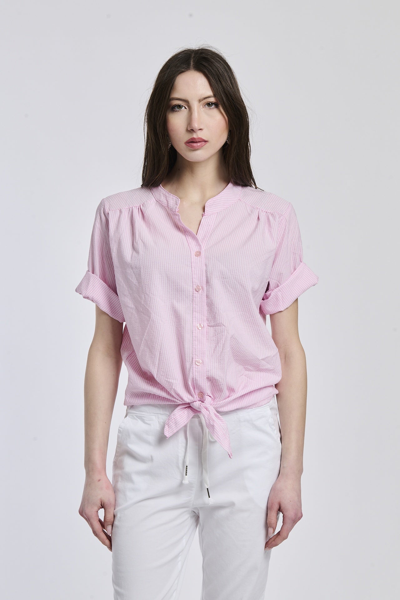 Camicia a righe rosa e bianche da donna, nodo sul petto, che aggiunge un tocco di freschezza e allegria.