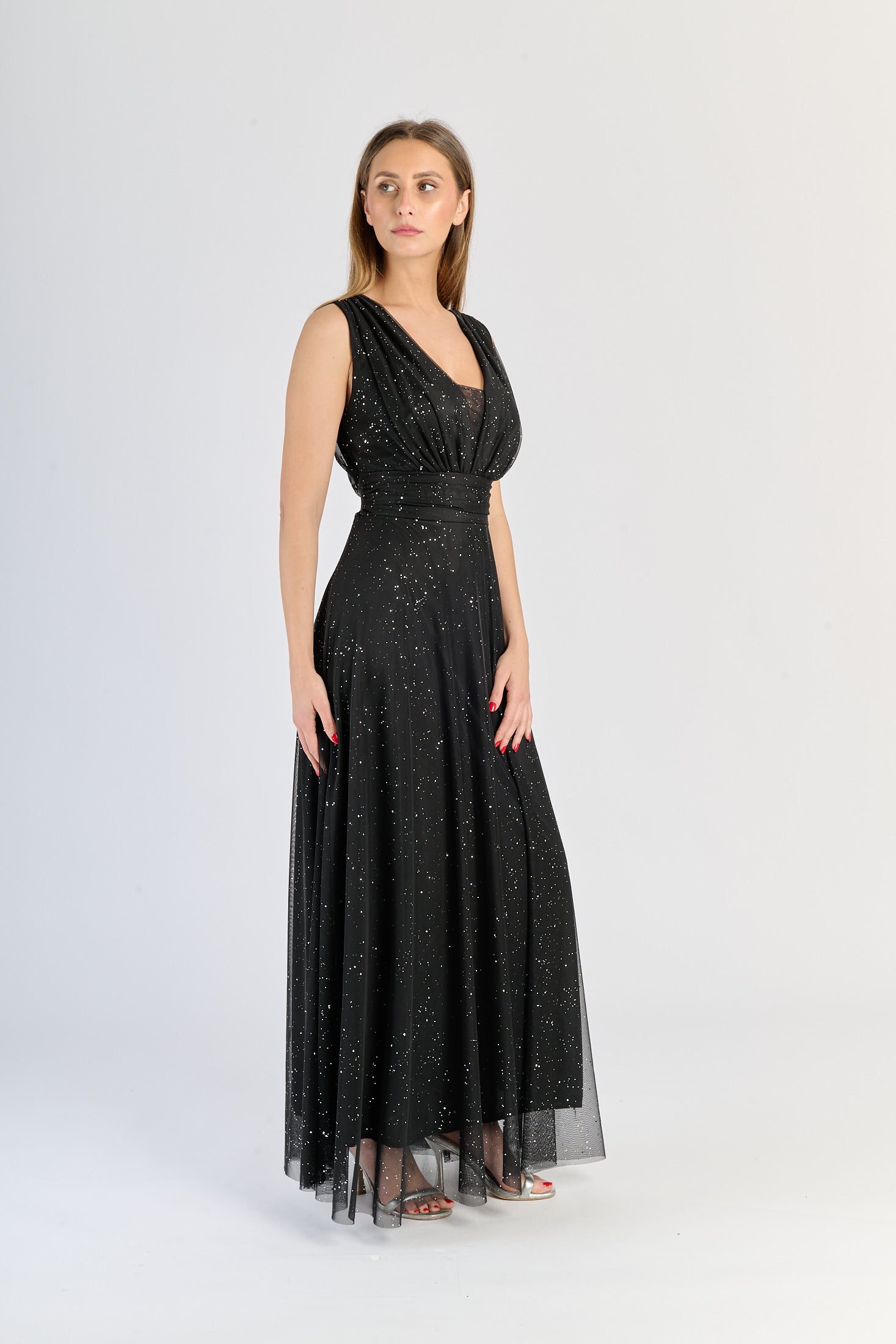 Abito nero fluviale, design a V - neck e dettagli luminosi, eleganza notturna.