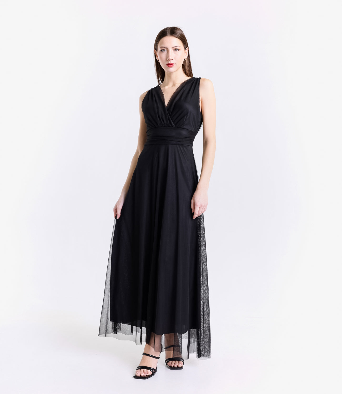 Abito lungo nero in pizzo,eternamente elegante