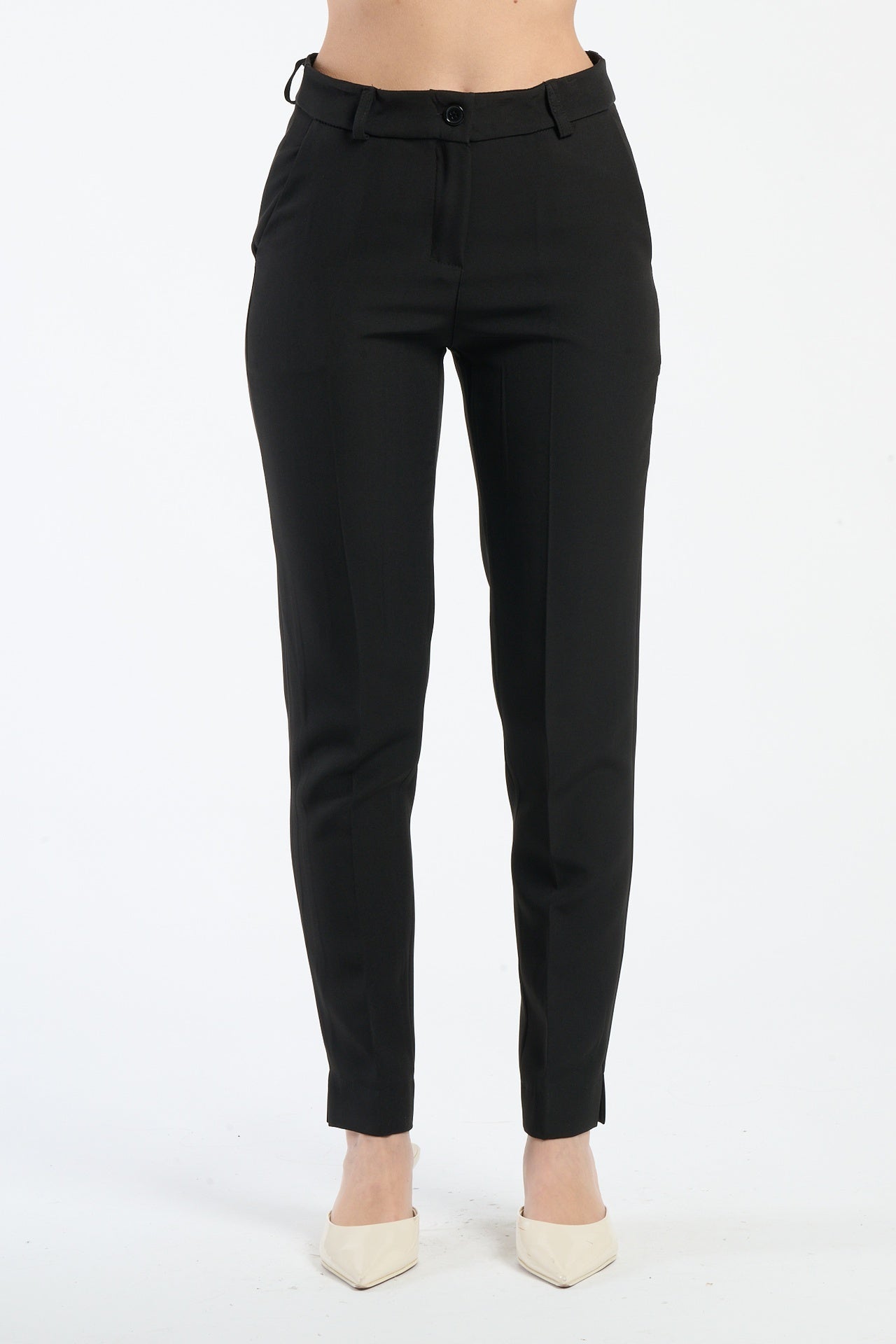Pantaloni neri da donna, atemporali e perfetti per ogni occasione.