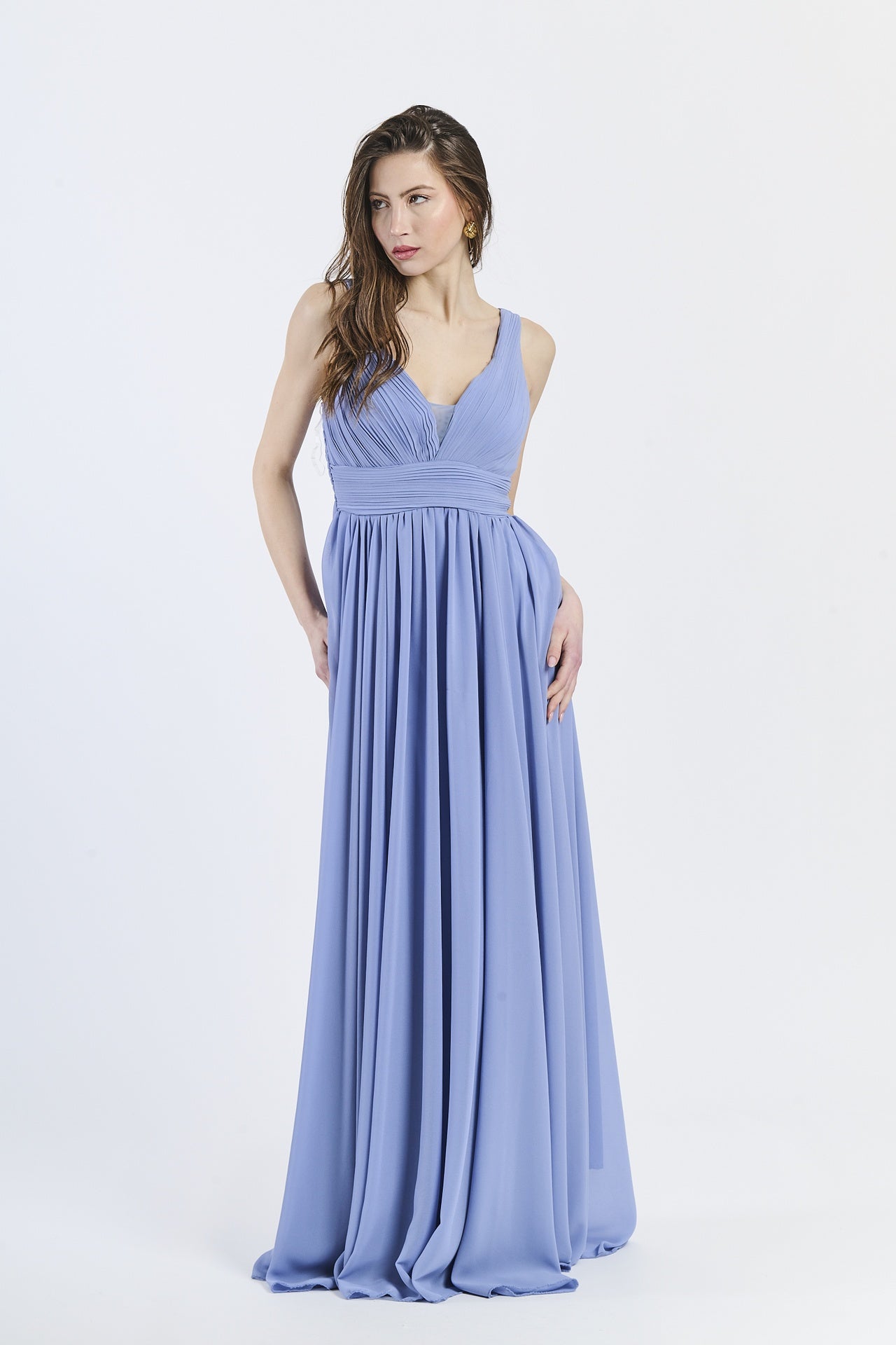 Abito lungo lavanda in tulle fluido, scollo a V profondo e vita incontrita