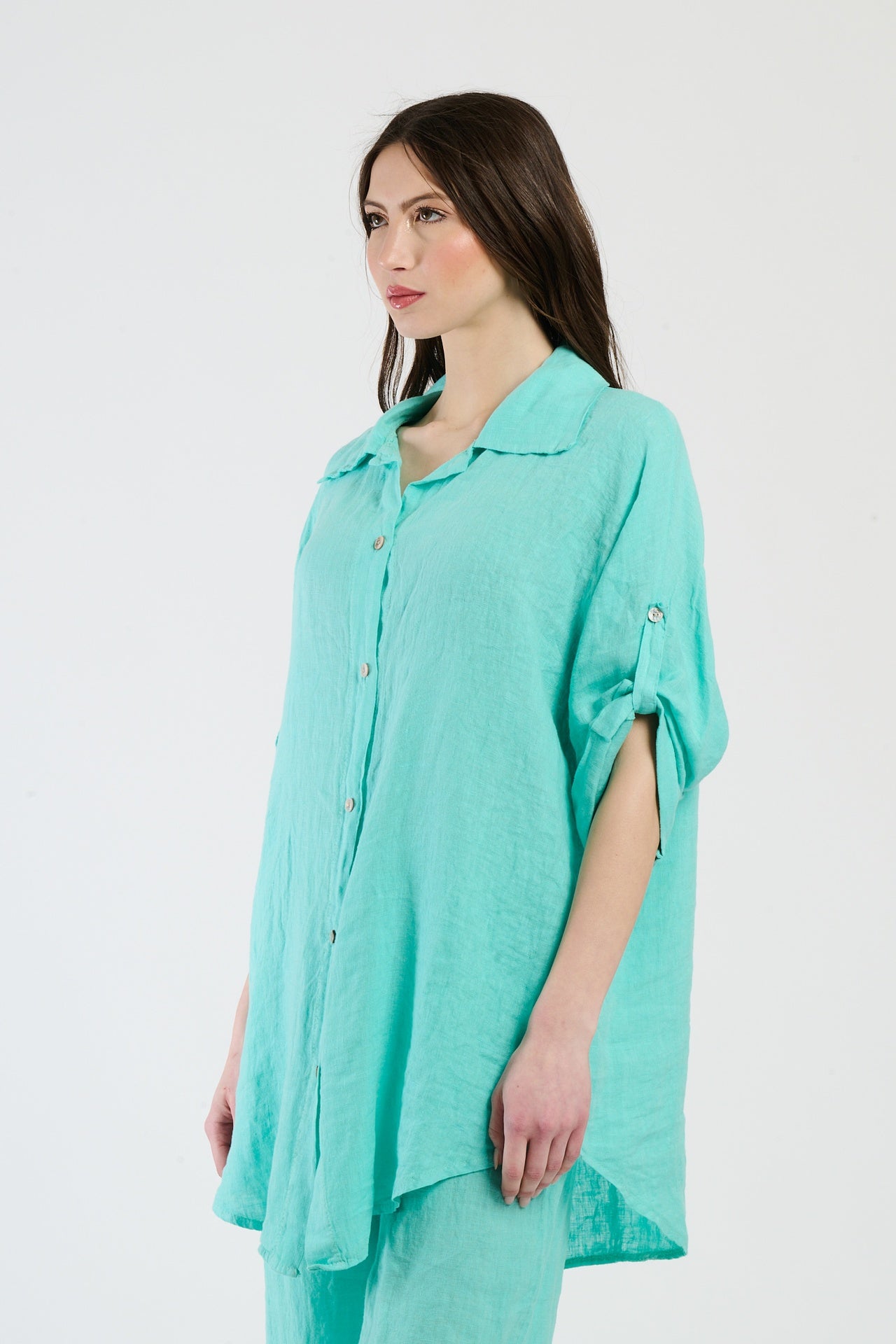 Camicia larga color Tiffany, perfetta per uno look giovane e accattivante