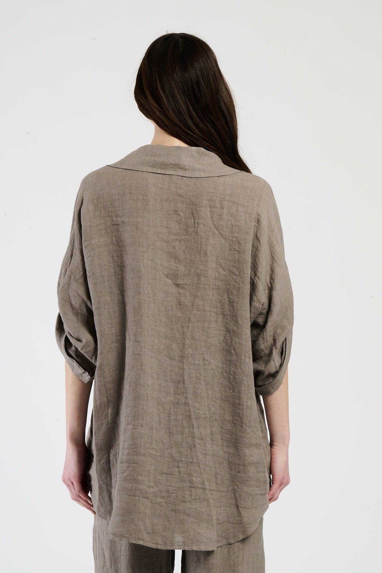 Camicia color tabacco in lino, ideale per l’autunno e l’inverno