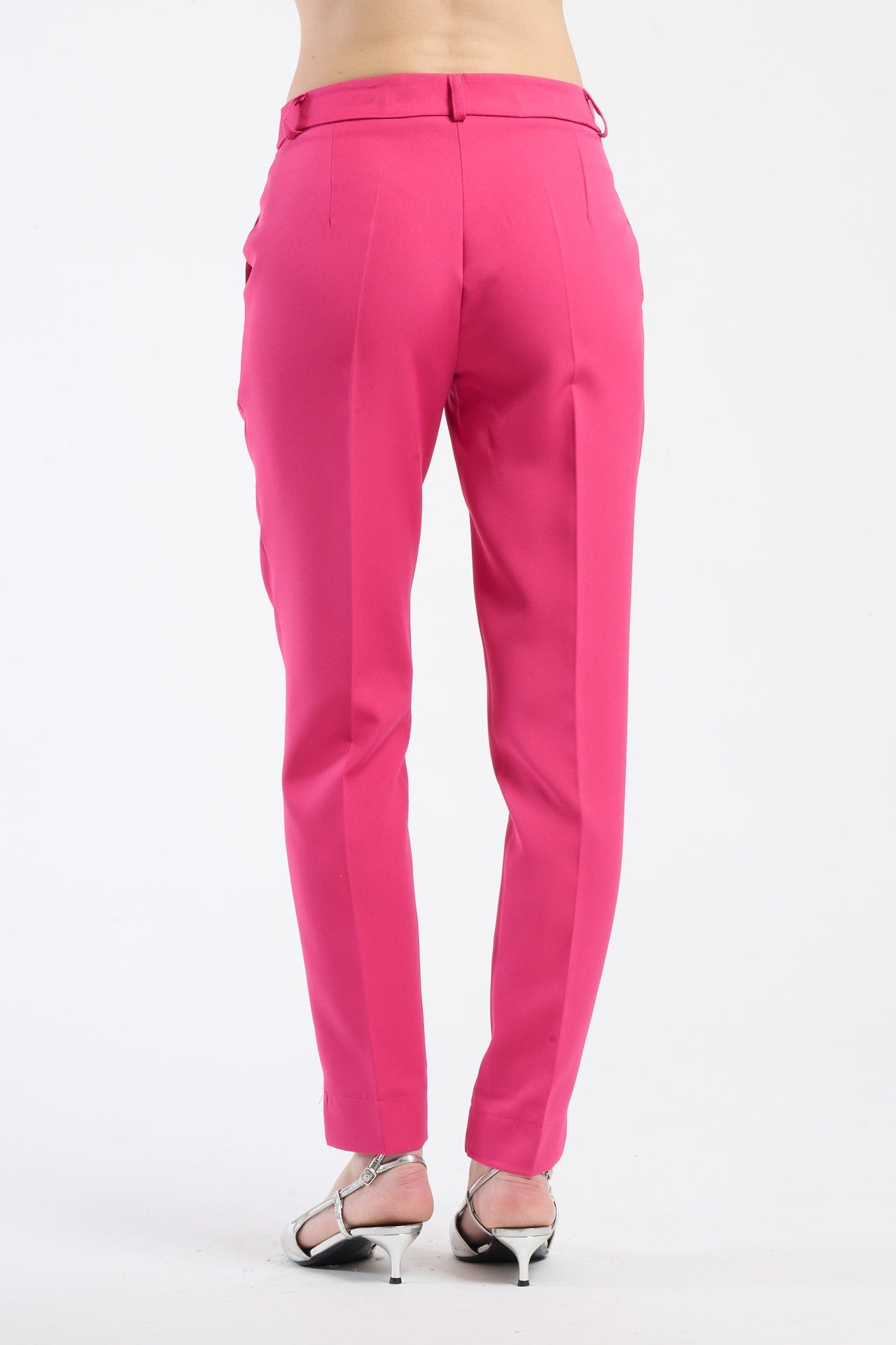 Pantaloni fuxia da donna, vibranti e accattivanti per uno stile audace.