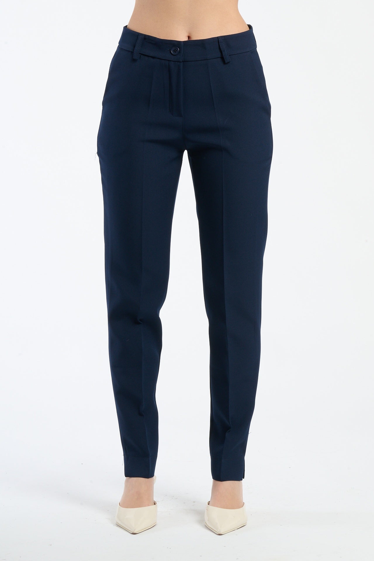 Pantaloni navy slim fit, ideali per un look professionale o casual.