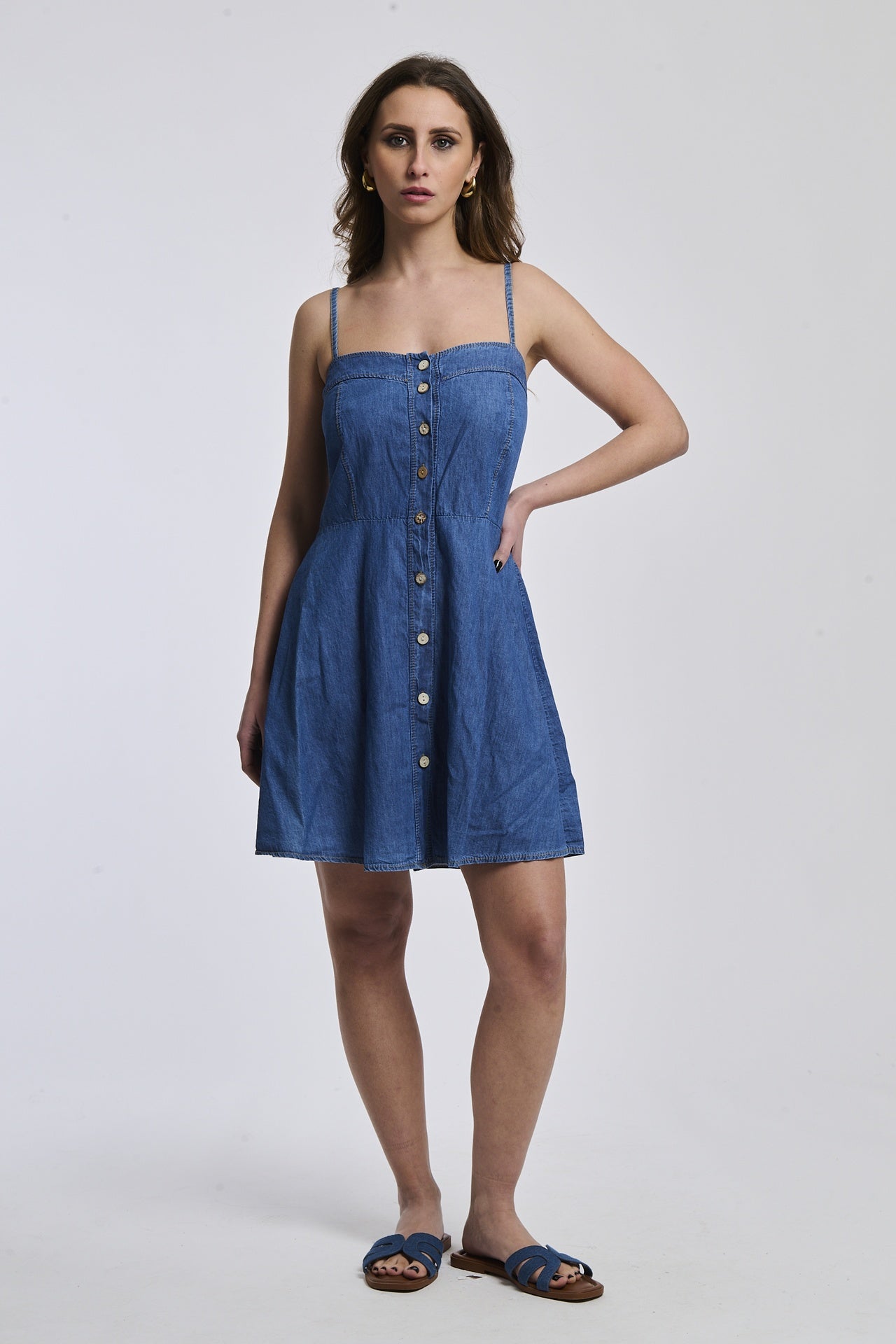 Abito corto jeans, spalline sottili, chiusura a bottoni, adatto per occasioni informali.