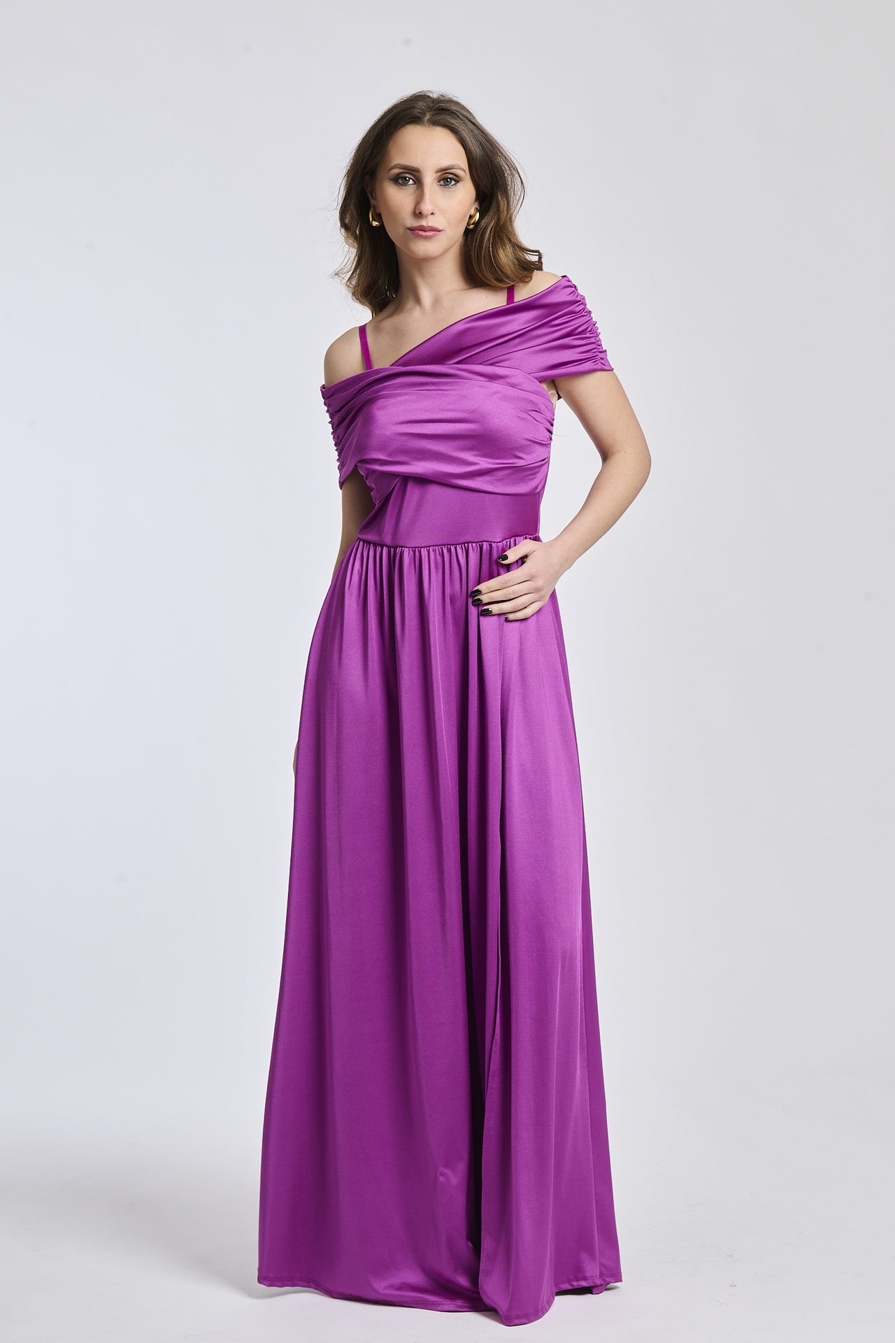 Vestito ciliegio elegante, spalline scollate, maniche assenti, apertura laterale per uno stile femminile. - Abito ciliegio lungo, design a