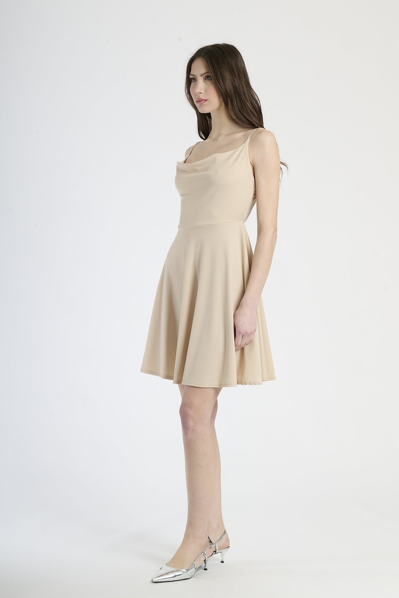 Vestito da sera beige, design senza spalline con accento di gonna ondulata