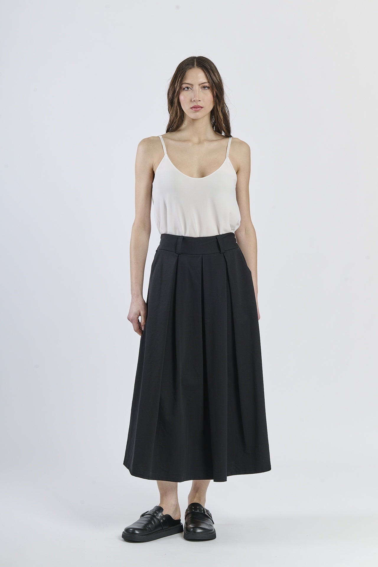 Felpa a cappuccio oversize nero, idea perfetta per un look rilassato