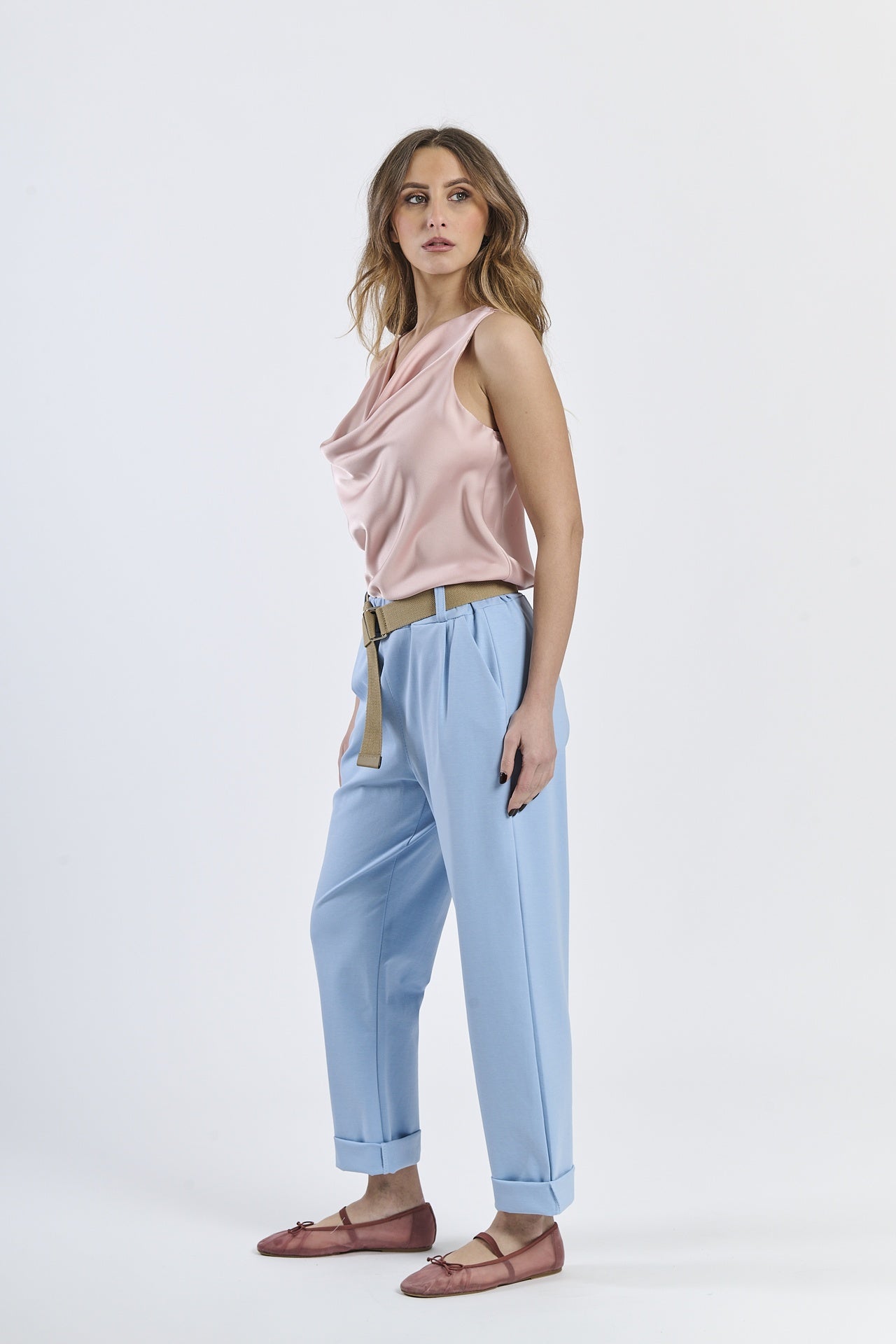 Ensemble: top satinato a colletto drappato e pantaloni azzurri con pinces