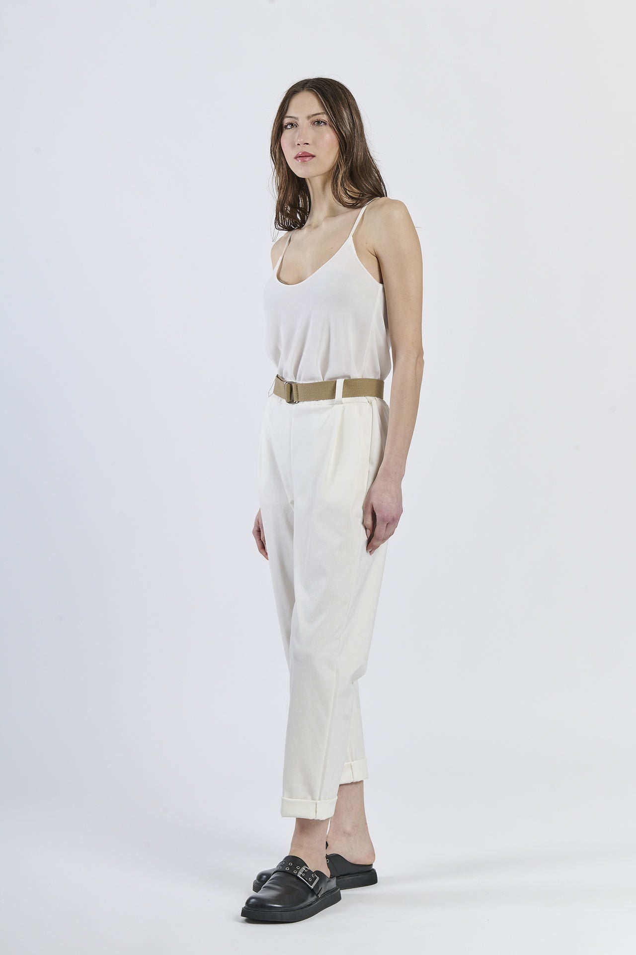 Ensemble: top a colletto drappato e pantaloni color panna, softness totale