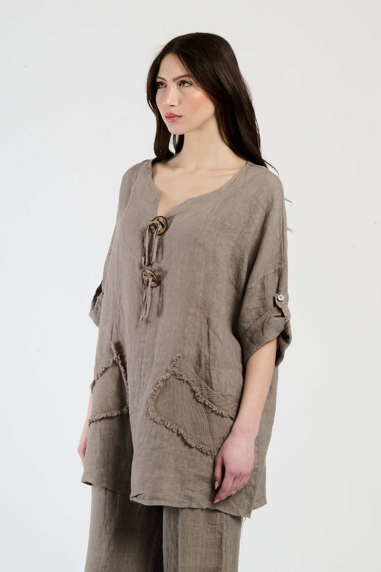 Combinazione tabacco da giorno, top opaco con tasche frontali, perfetto per un look rustico.