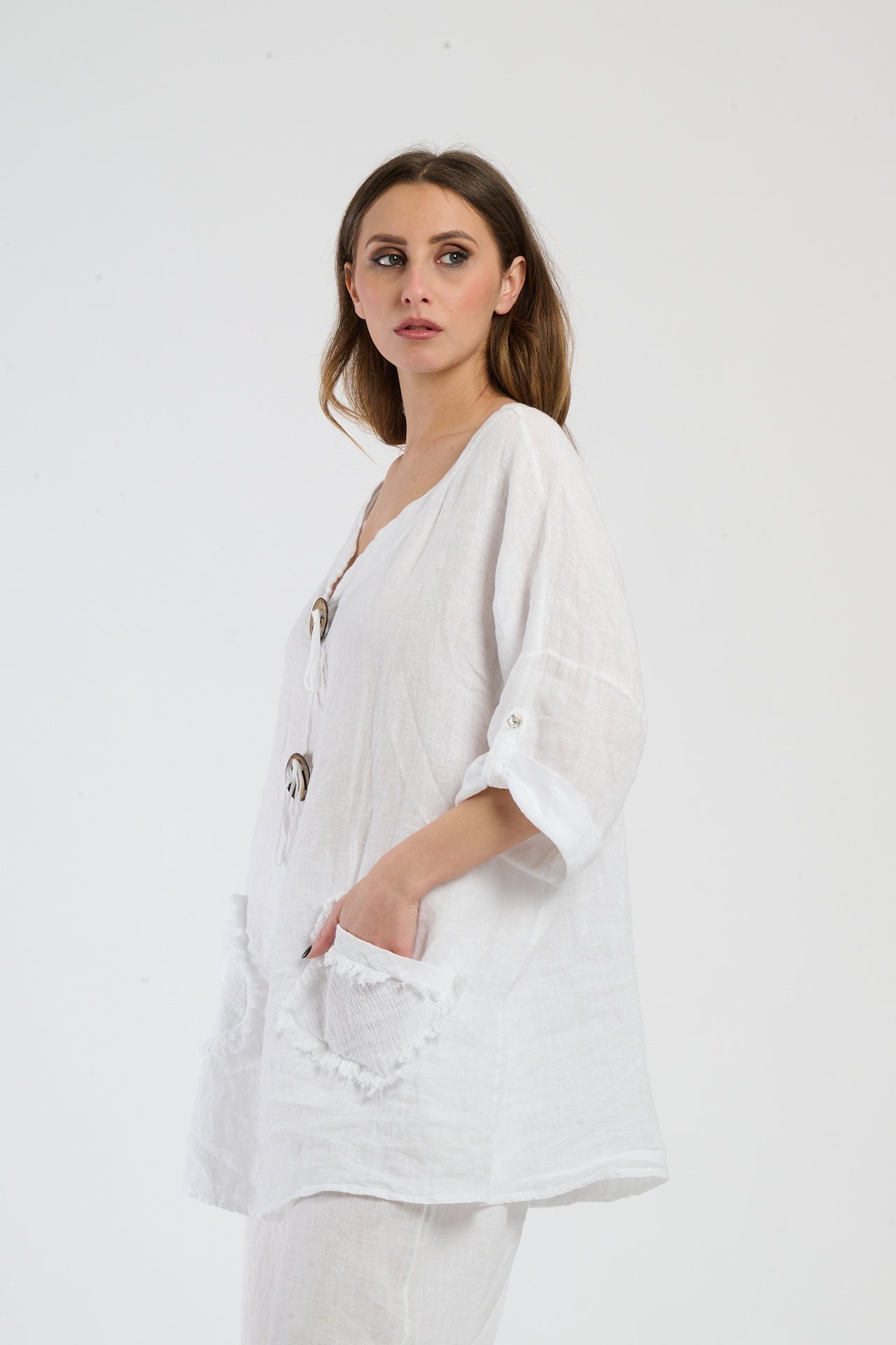 Combinazione bianca da giorno, top elegante con tasche decorativa, perfetto per un look limpido.