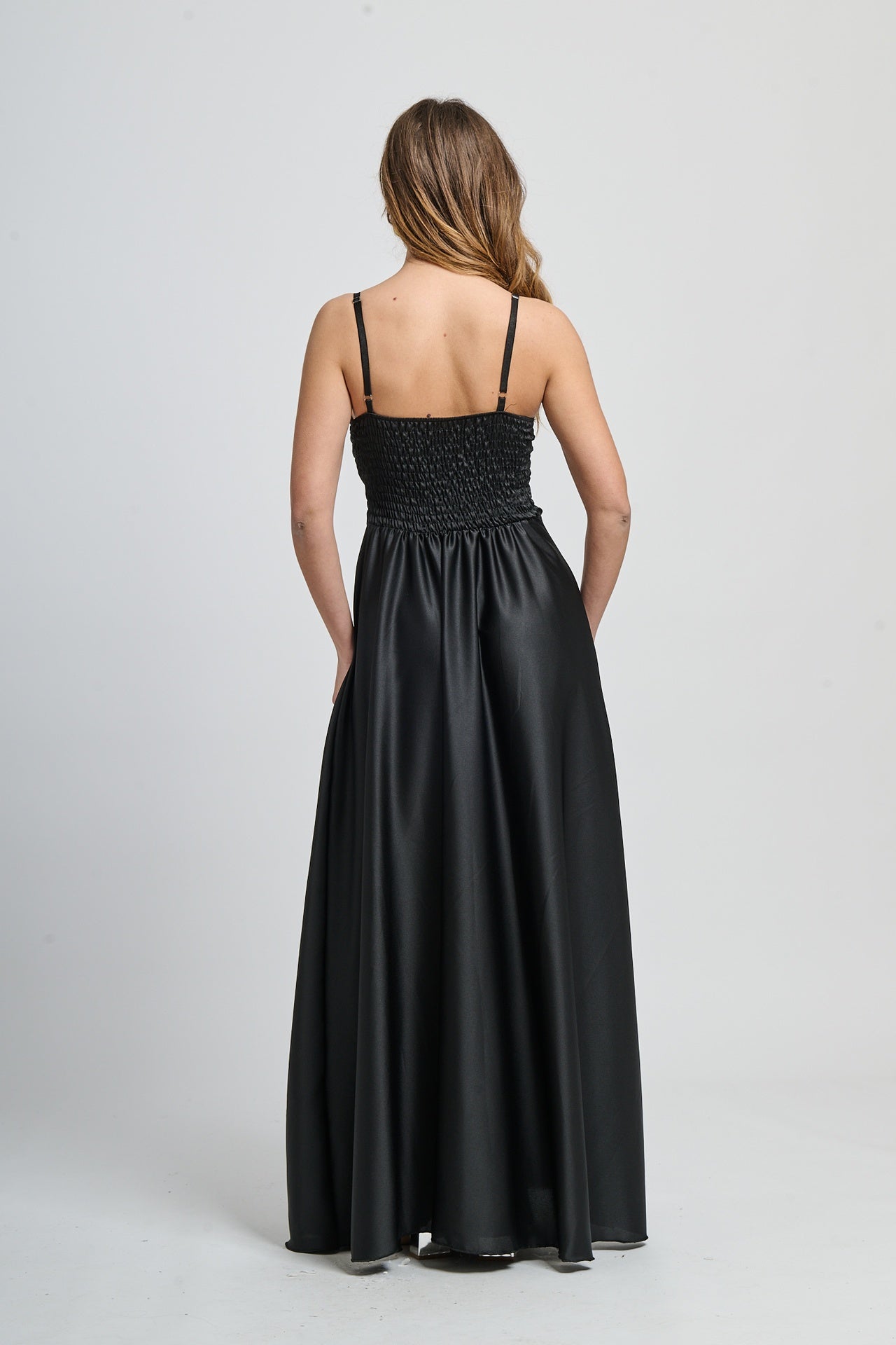 Abito elegante nero, tessuto satinato con falda ampia e fluida