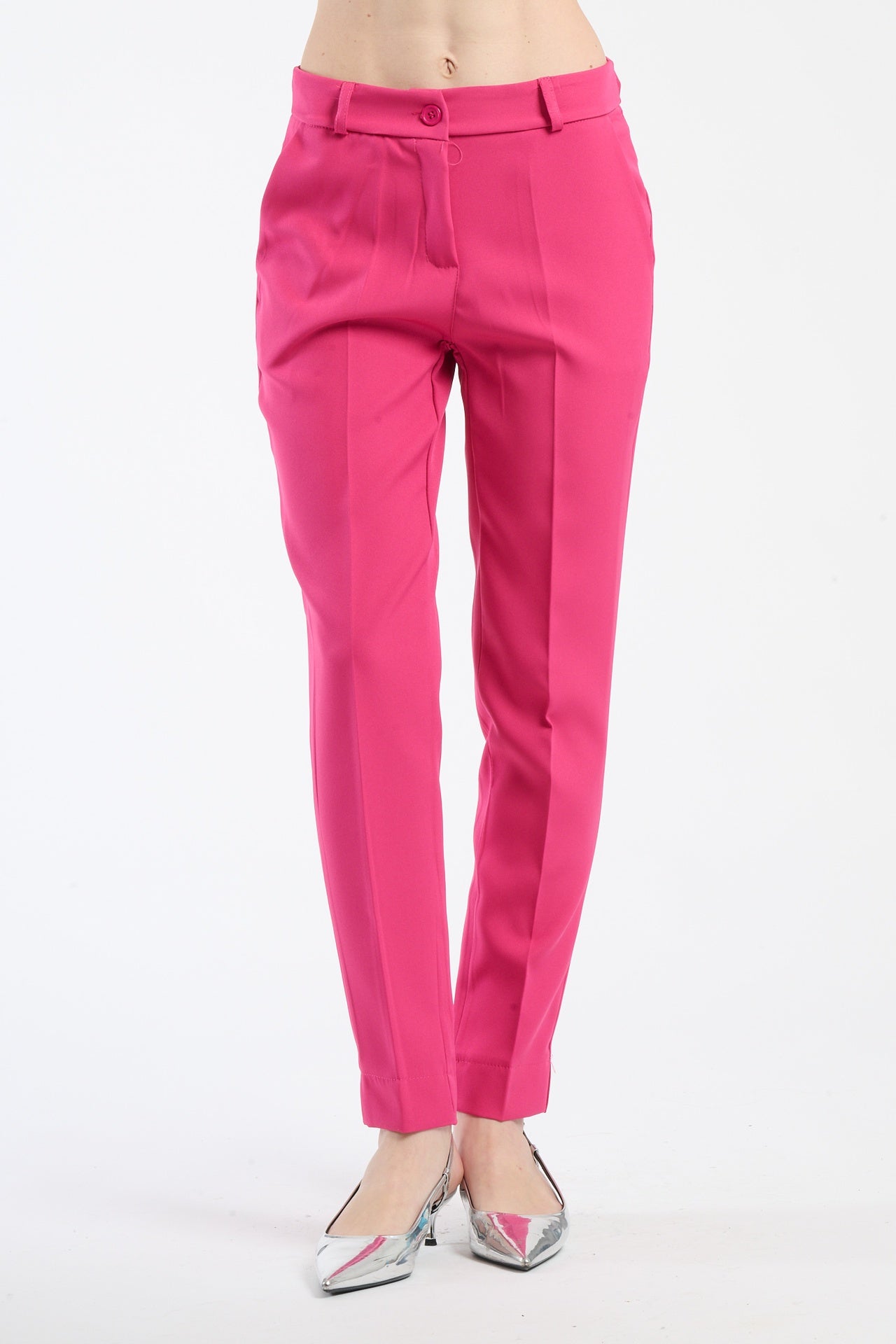 Pantaloni fuxia slim fit, perfetti per aggiungere un tocco di colore.