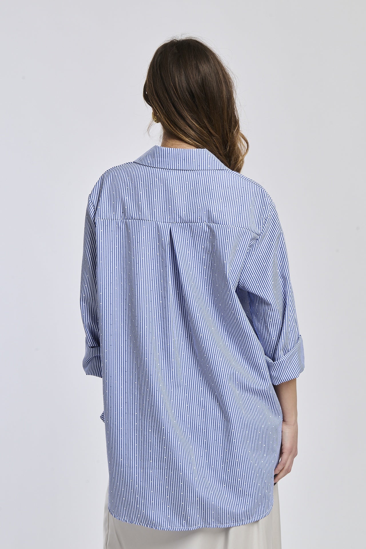 Camicia a righe blu - bianca, colletto classico, maniche 3/4 arrotolate, stile casual