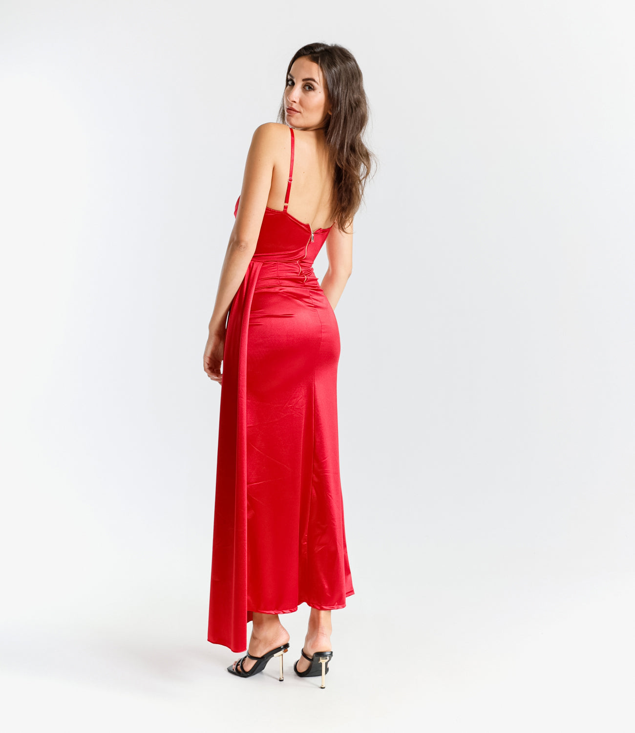 Abito formale rosso con taglio drammatico, ideale per serate glamour