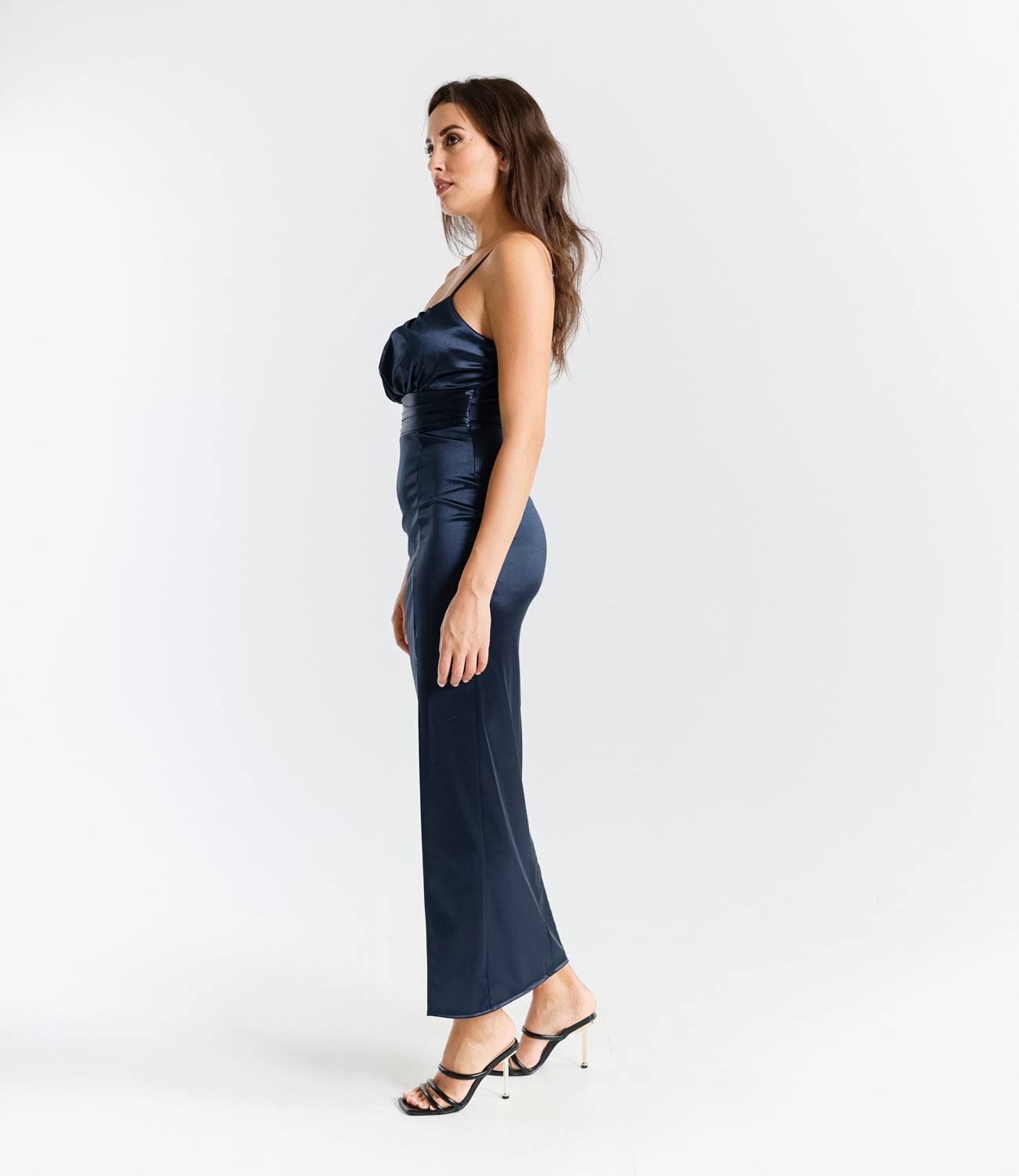 Abito da sera navy con spalline a fascia e fessura laterale sofisticata