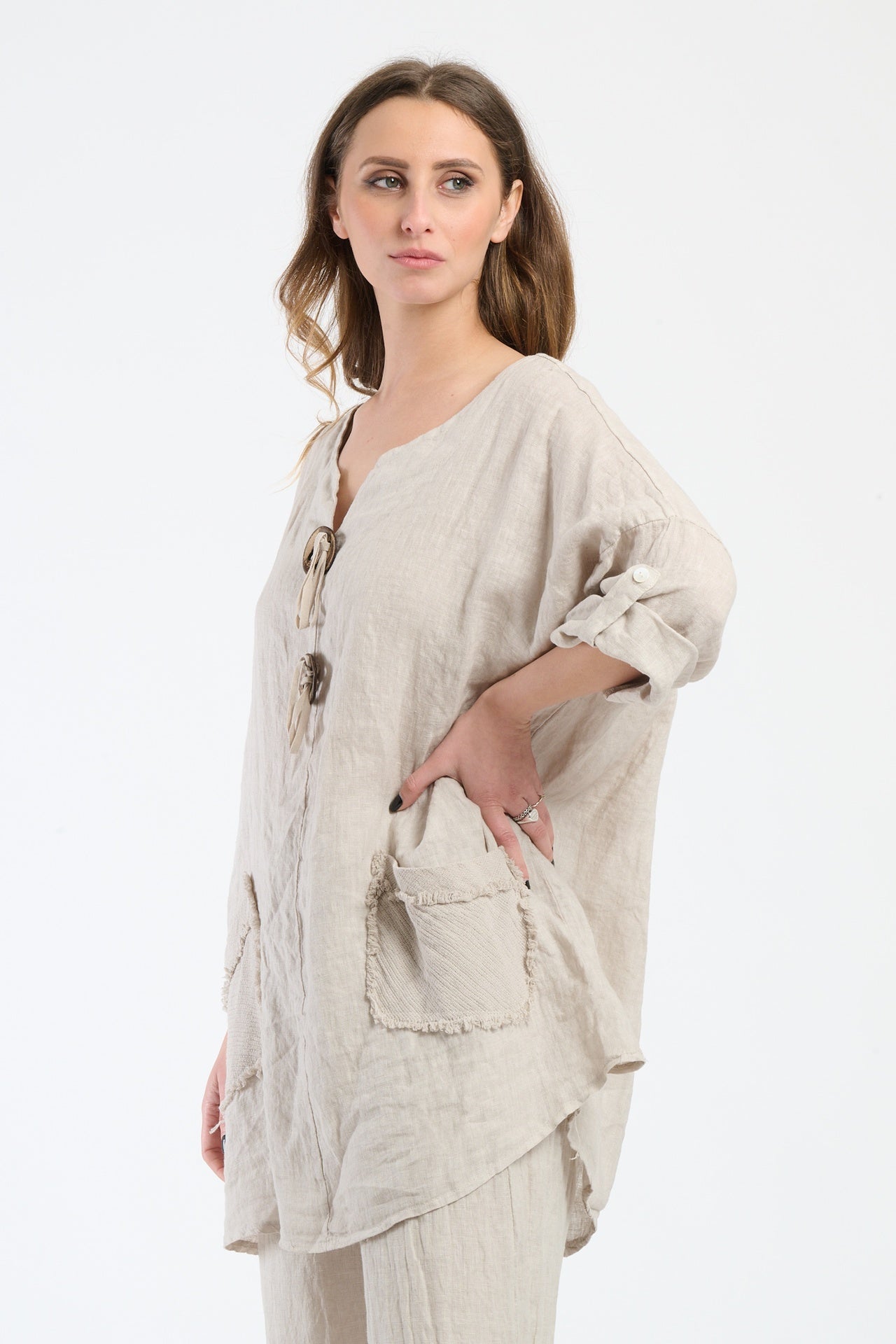 Outfit beige in lino, camicetta oversize e pantaloni coordinati, stile minimalista per l’estate.