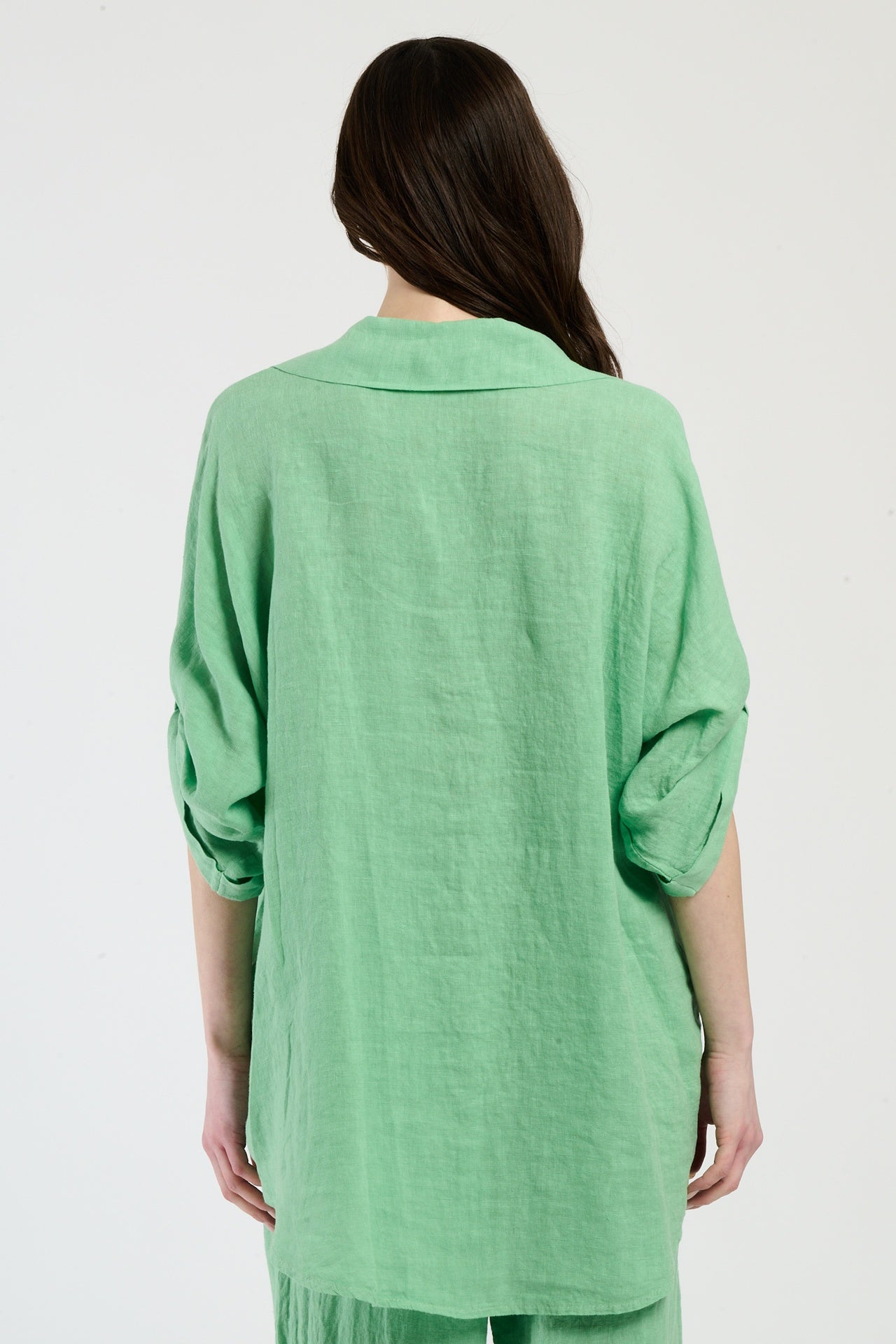 Camicia verde in lino, ideale per un outfit fresco