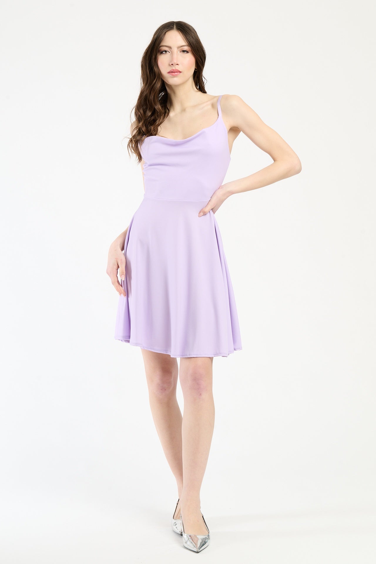 Vestito da sera lilla, design senza spalline con accento di gonna ondulata